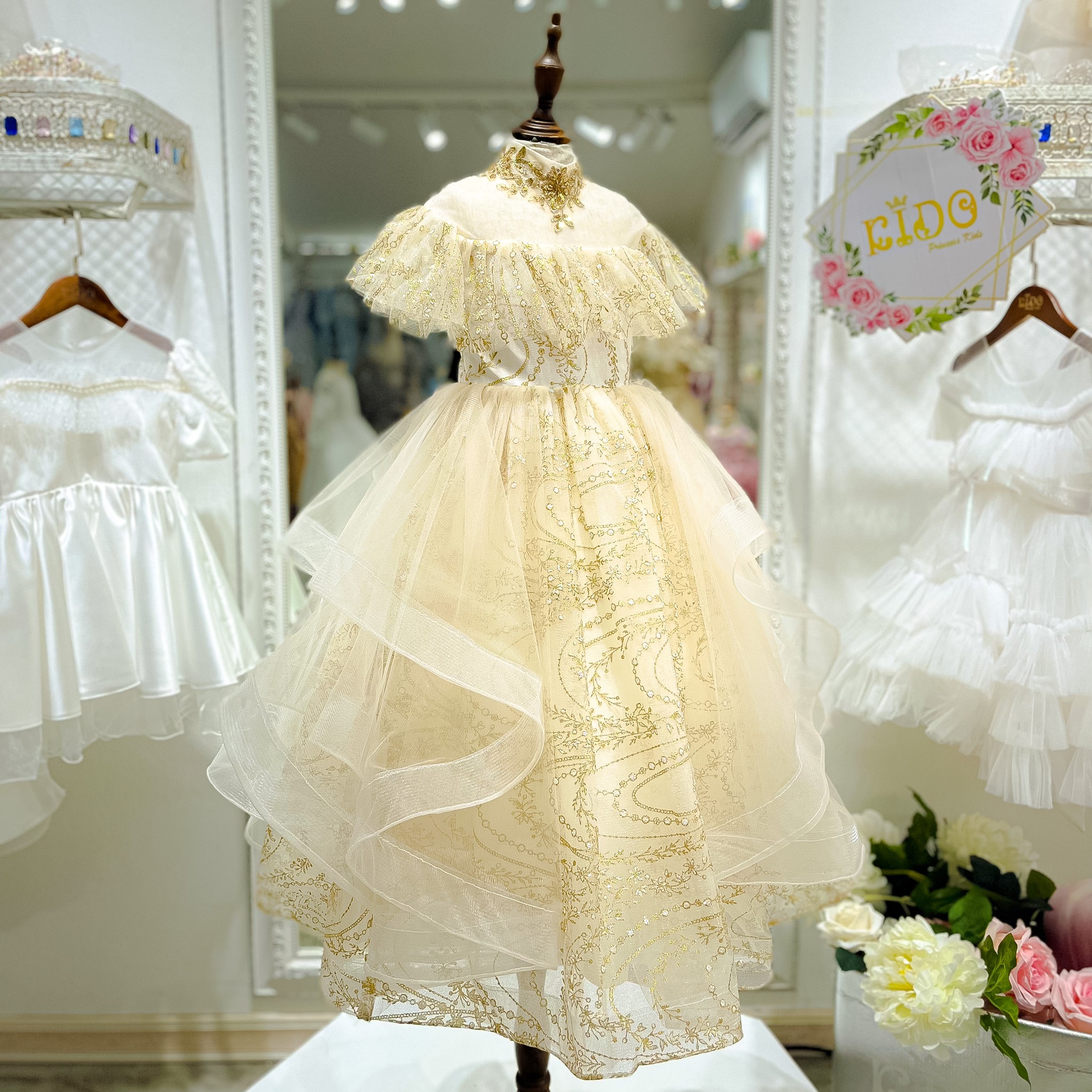 ชุดราตรีเด็ก(หน้าร้านอยู่รัชดา ลองได้ถ่ายรูปเองจากชุดจริง)W18421สีทอง กระโปรงยาวมีระบายดูหรู ไหล่ตกแต่งระบายจีบคลุมแขน