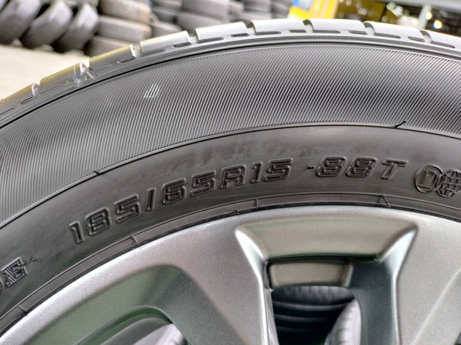 ล้อแม็กซ์เดิม MAZDASล้อเดิมขอบ15" ขนาดล้อ 5" 1/2 ขนาดรูน็อต 4×100 พร้อมยางมือสอง ยี่ห้อ DUNLOP 185/65R15