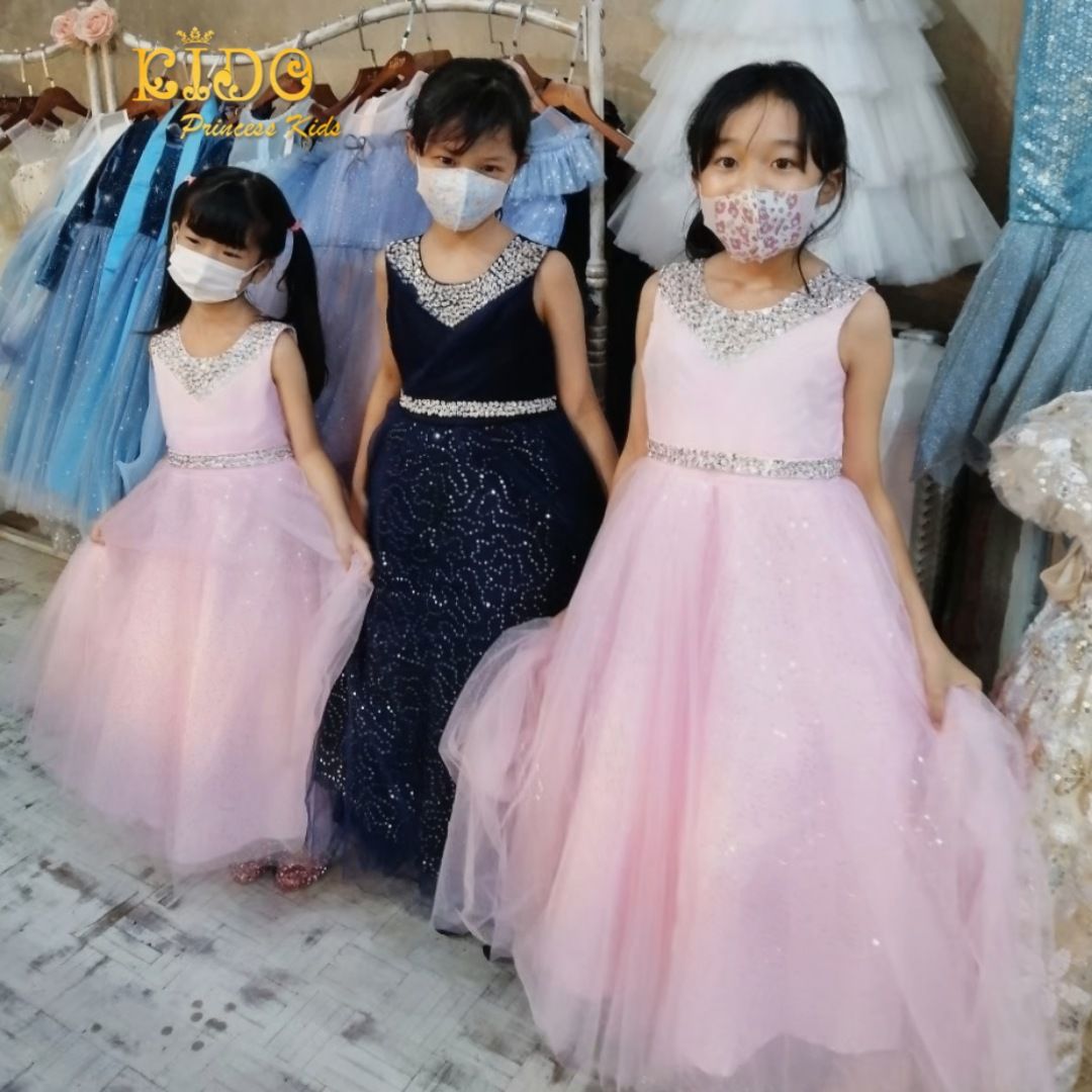 ssชุดราตรีเด็ก(หน้าร้านอยู่รัชดา ลองได้ถ่ายรูปจากชุดจริง)A214สีทอง สีขาว สีชมพู สีแดง สีน้ำเงิน สีฟ้าอกแต่งจีบไหว้เอวปัดเกล็ด กระโปรงยาวสุดหรูหราไฮโซมากๆเลย เดรสออกงานเด็ก