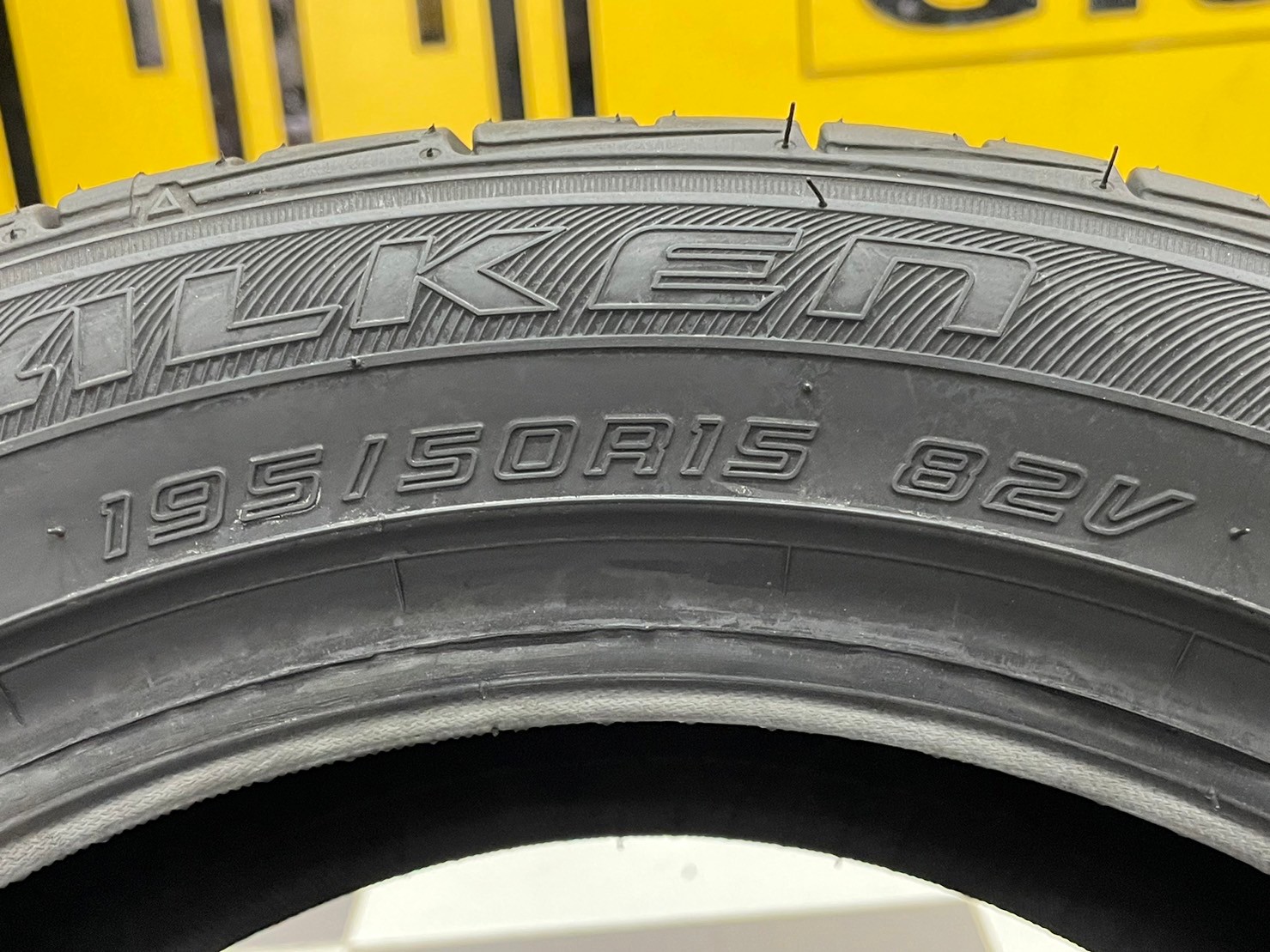 ยางใหม่ฟอเก้น Falken ZE914 195/50R15 ยางใหม่ปี2023 ราคาโปรโมชั่นพิเศษ พร้อมติดตั้งฟรี (4เส้น)