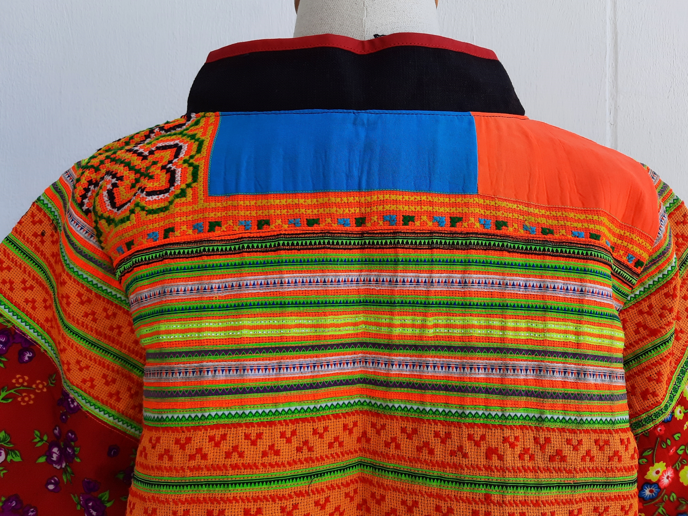 เสื้อคอวีผ้าชาวเขา สีส้มอ่อน ลายสวย