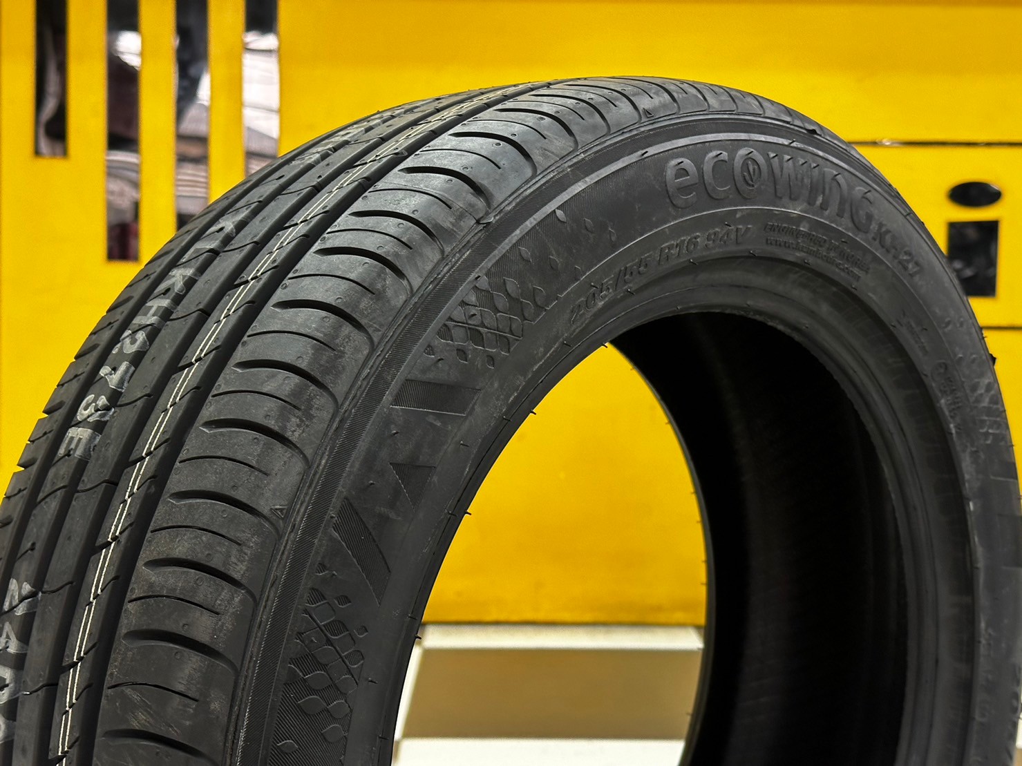 ยางใหม่ KUMHO KH27 205/55R16 ยางสมรรถนะสูง คุณภาพดี นุ่มเงียบ ยางใหม่ปี2023 (4เส้น)