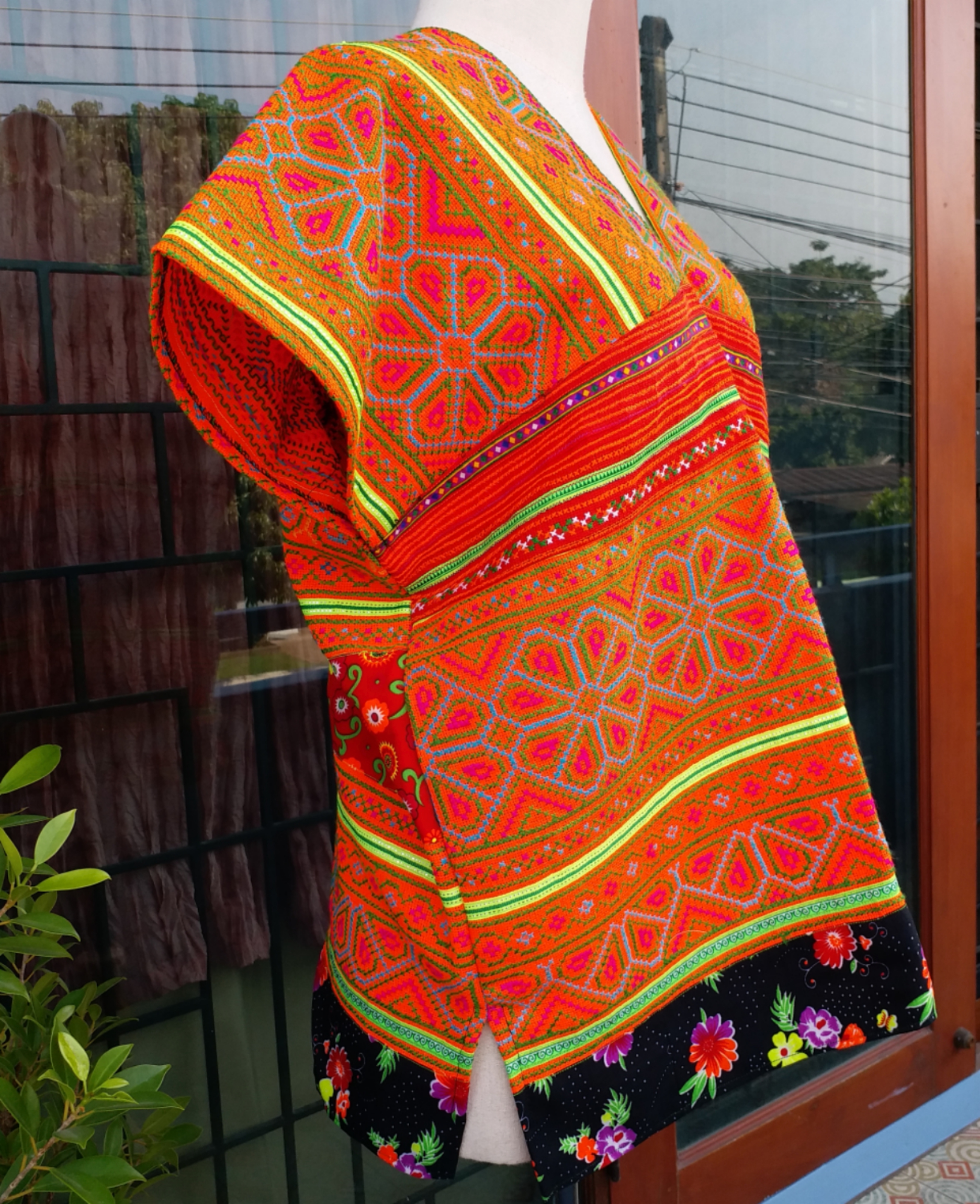 เสื้อ ปักมือ ลายดอกไม้ โทนชมพู-ส้ม