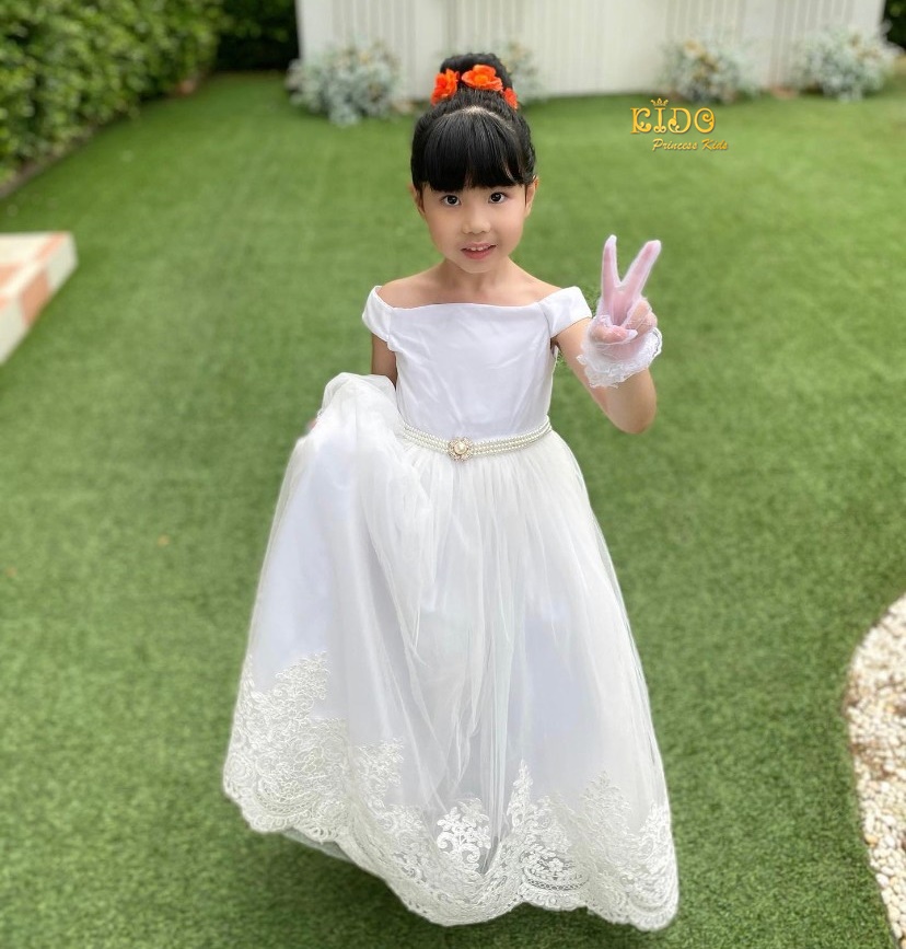 ชุดราตรีเด็ก(หน้าร้านอยู่รัชดา ลองได้ถ่ายรูปจากชุดจริง)F0100สีขาว ทรงยาว เปิดไหล่ ประดับมุกที่เอว ชายกระโปรงปักลูกไม้