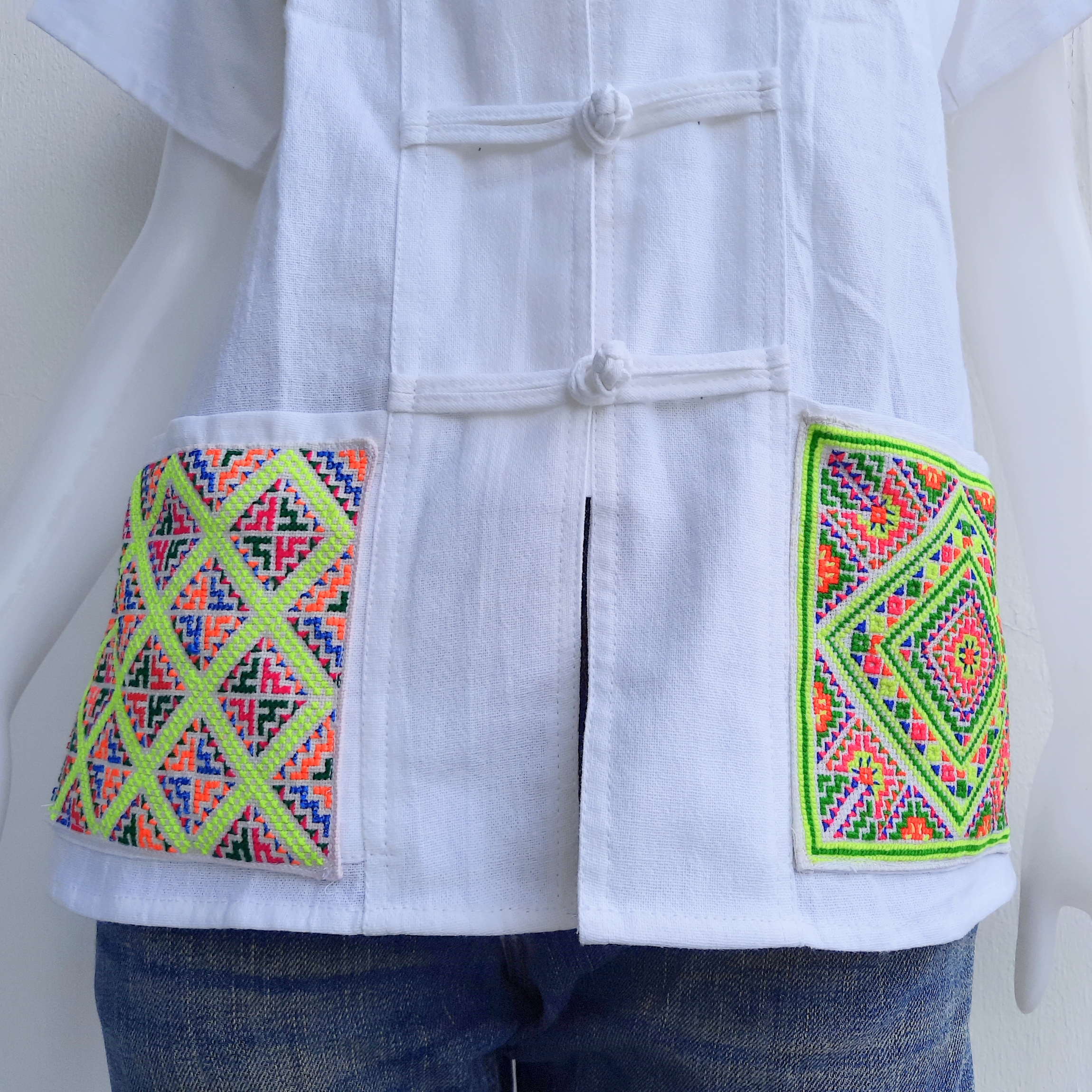เสื้อคอจีนแขนสั้นสีขาว แต่งผ้าปักมือลายสวย