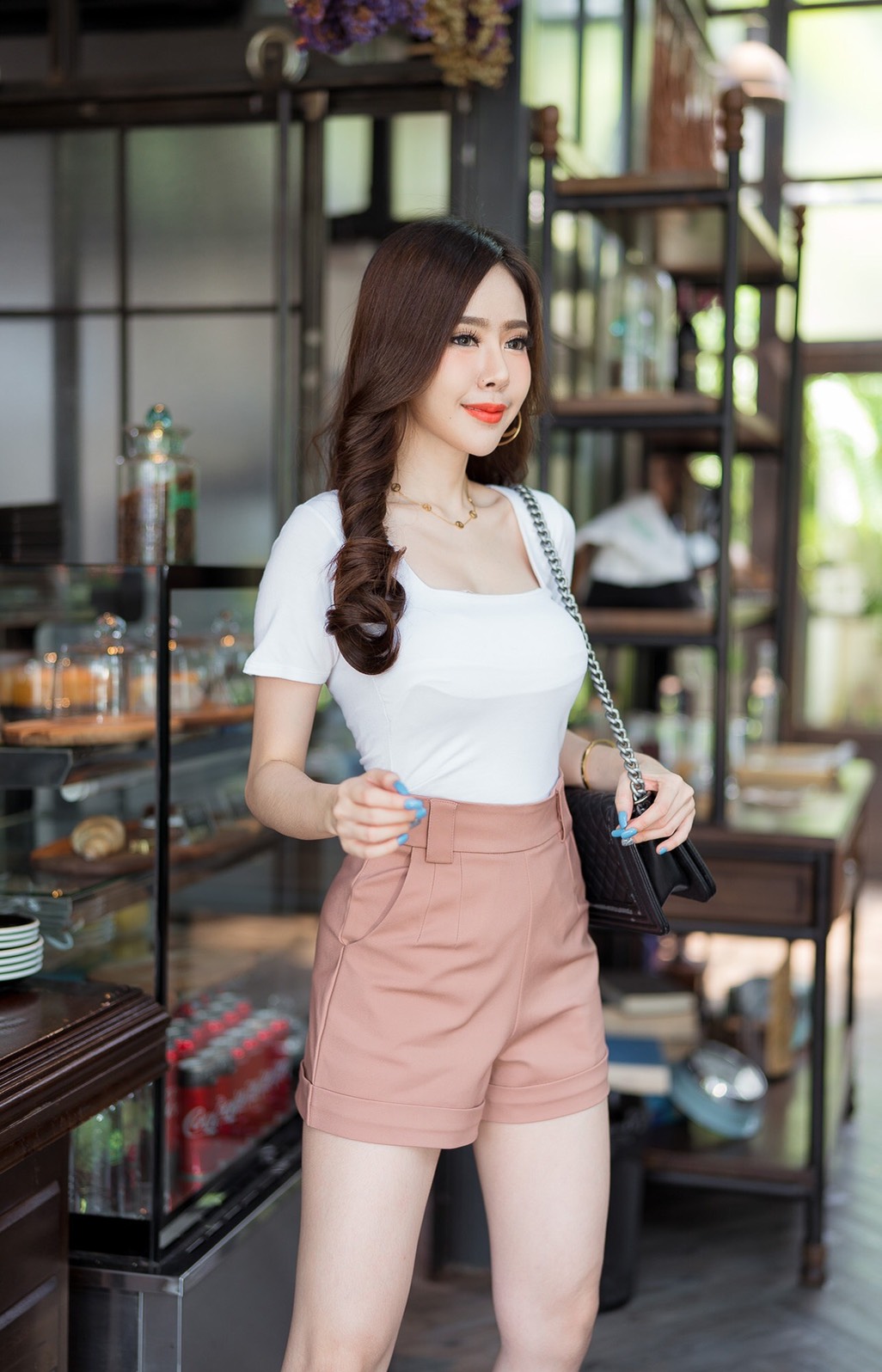 กางเกงขาสั้นเอวสูง ขอบเอว 3 นิ้ว แต่งหูเข็มขัด ซิปหลัง ปลายขาเบิ้ล สวยมาก เก็บพุงอย่างเนียน สาว ๆ ใส่แล้วทรงสวย น่ารัก พลางหุ่น