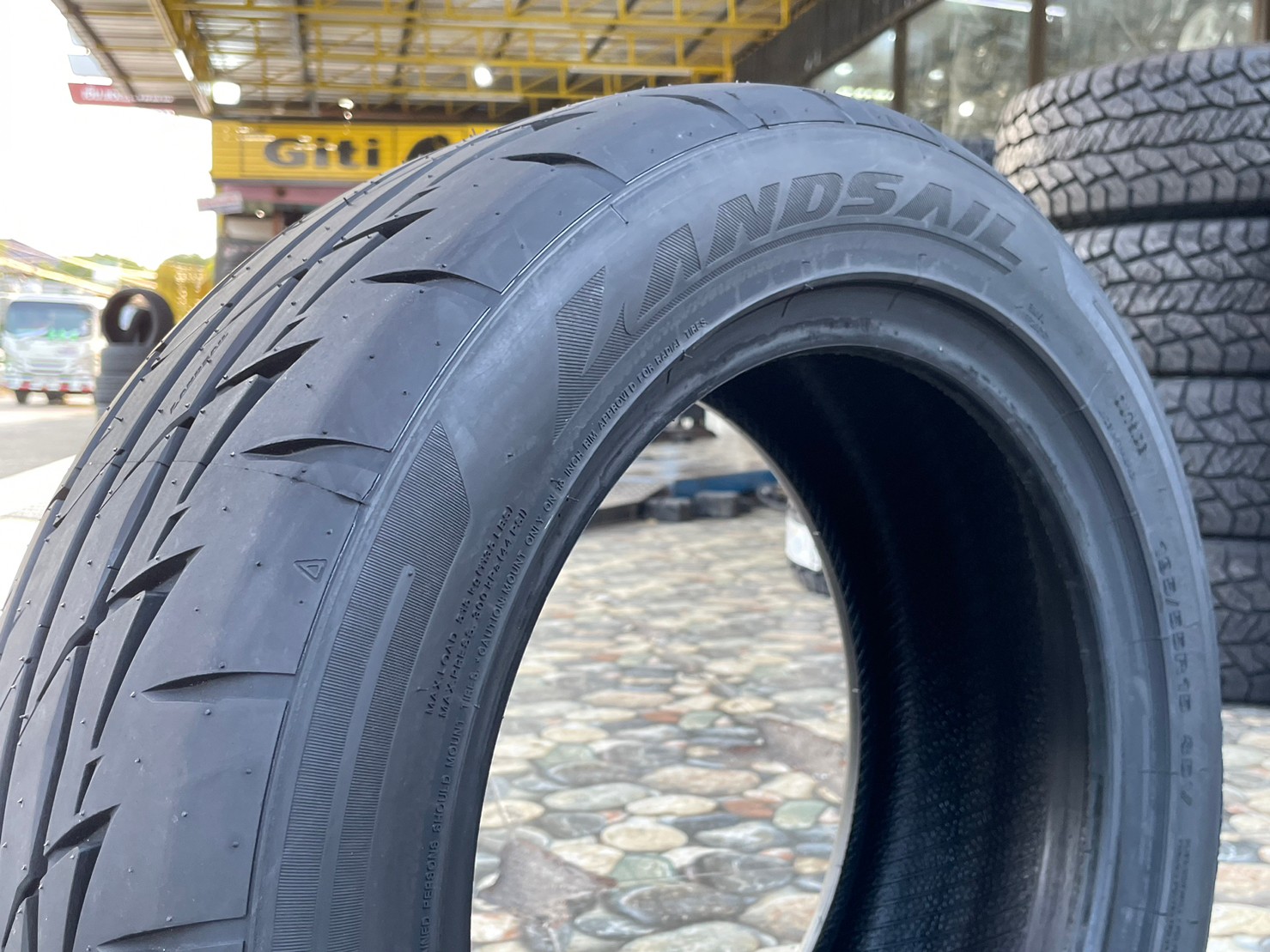 ยางสปอร์ตลายซิ่ง คุณภาพดี Lansail RS009 195/55R15