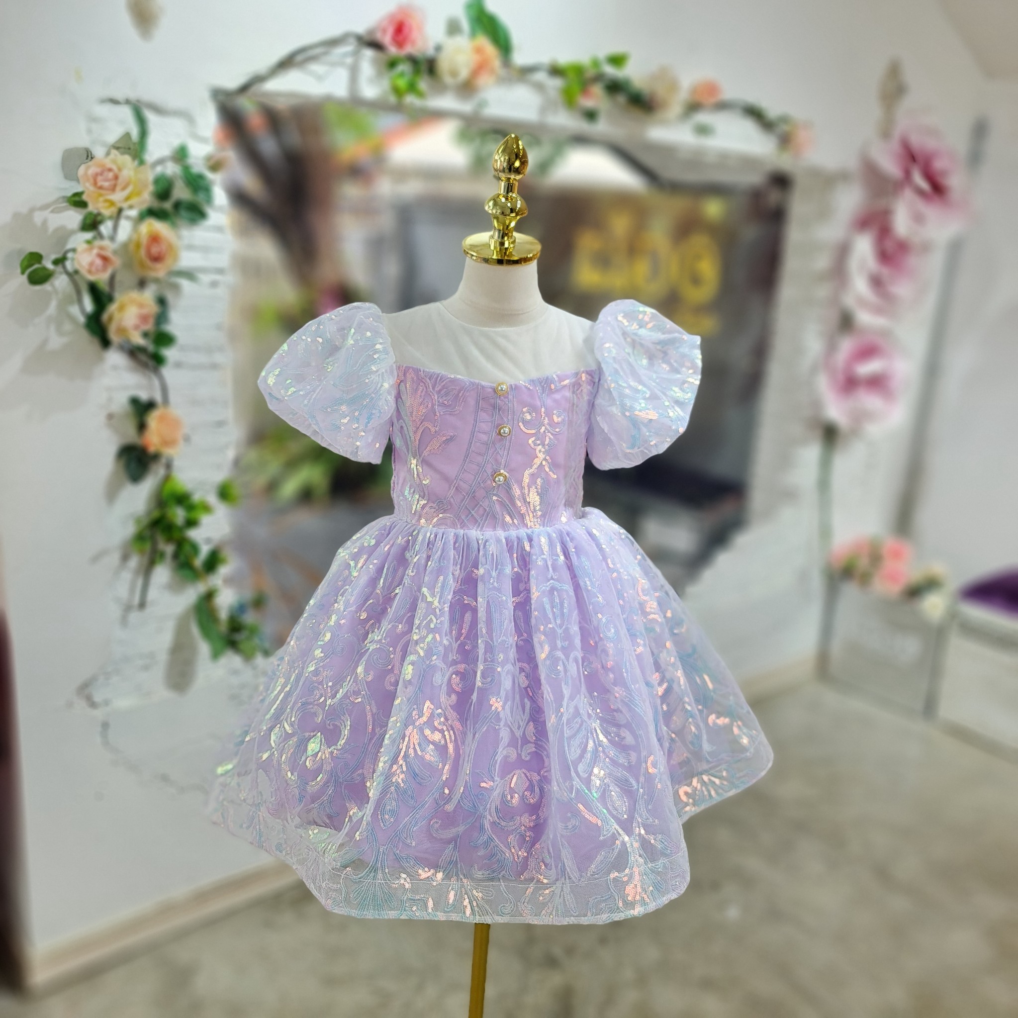 ชุดราตรีเด็ก(หน้าร้านอยู่รัชดา ลองได้ถ่ายรูปจากชุดจริง)W18655 สีม่วง กระดุมหน้าวิ้งๆ