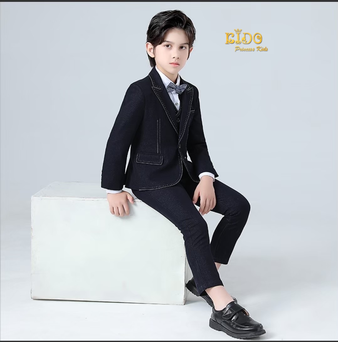 ssชุดสูทเด็กผู้ชาย(หน้าร้านอยู่รัชดา ลองได้ถ่ายรูปจากชุดจริง)S100 เซ็ตสูท 5 ชิ้น สูทสีน้ำเงิน สีดำ แต่งด้ายขาว เชิ้ตขาว มาพร้อมเสื้อกั๊กและโบว์หูกระต่าย กางเกงขายาว สุดเท่ สุดๆ