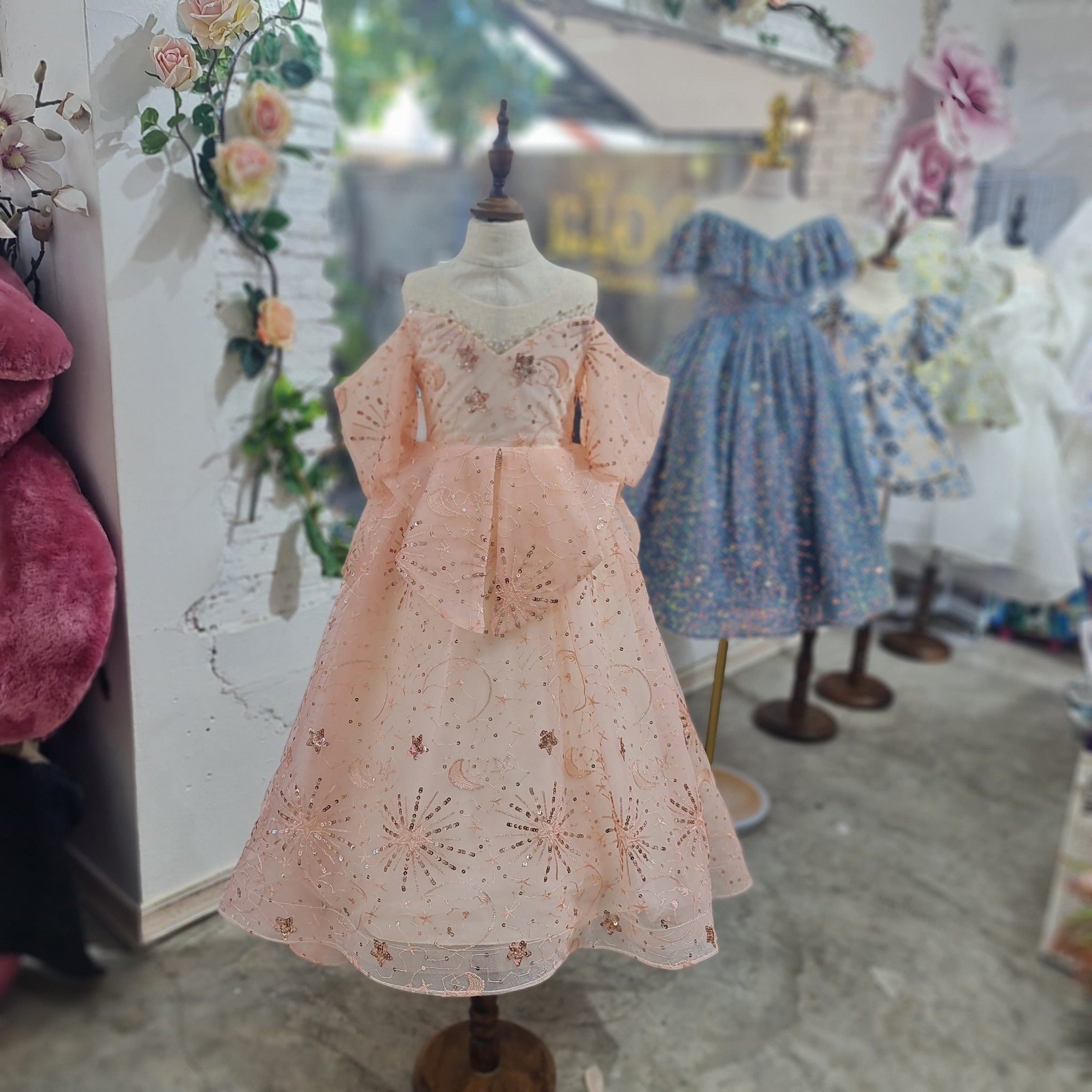 ชุดราตรีเด็ก(หน้าร้านอยู่รัชดา ลองได้ถ่ายรูปจากชุดจริง)W18600 สีโอรส เปิดไหล่วิ้งๆกระโปรงยาว