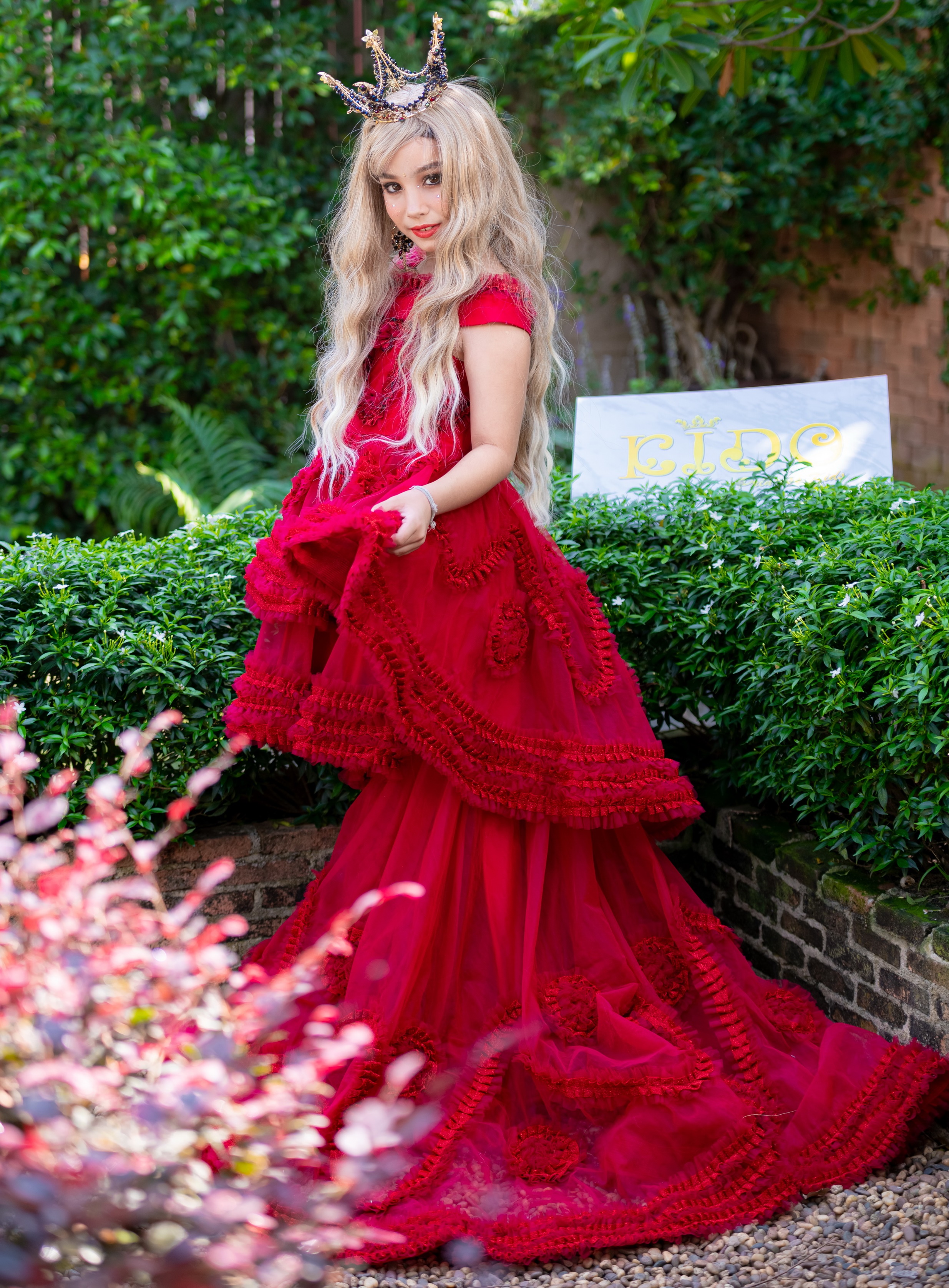 เช่าชุดเด็ก*มีหน้าร้านอยู่รัชดา ลองได้ เปลี่ยนได้ ถ่ายรูปเองจากสินค้าจริง*W18206 ชุดเดินแบบเด็กสีแดงเน้นความหรูที่การตกแต่งด้วยการนำผ้ามาจับจีบระบายแต่งเป็นลวดลายในชุด กระโปรงทรงหน้าสั้นหลังยาวดูเปรี้ยวแบบมีสไตล์ มีแขน