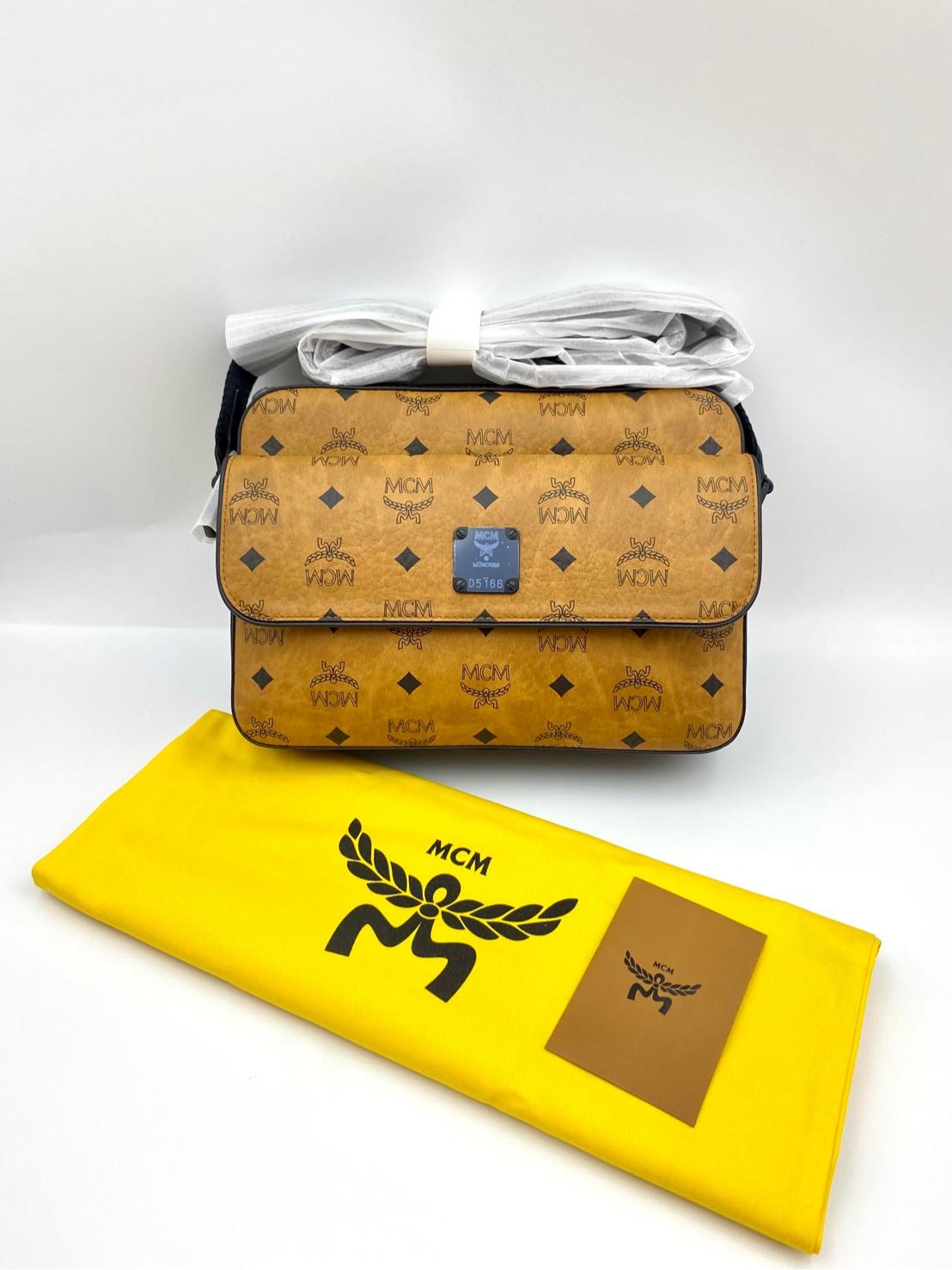 กระเป๋าสะพายข้างผู้ชายMCM MEDIUM AREN MESSENGER BAG IN VISETOS