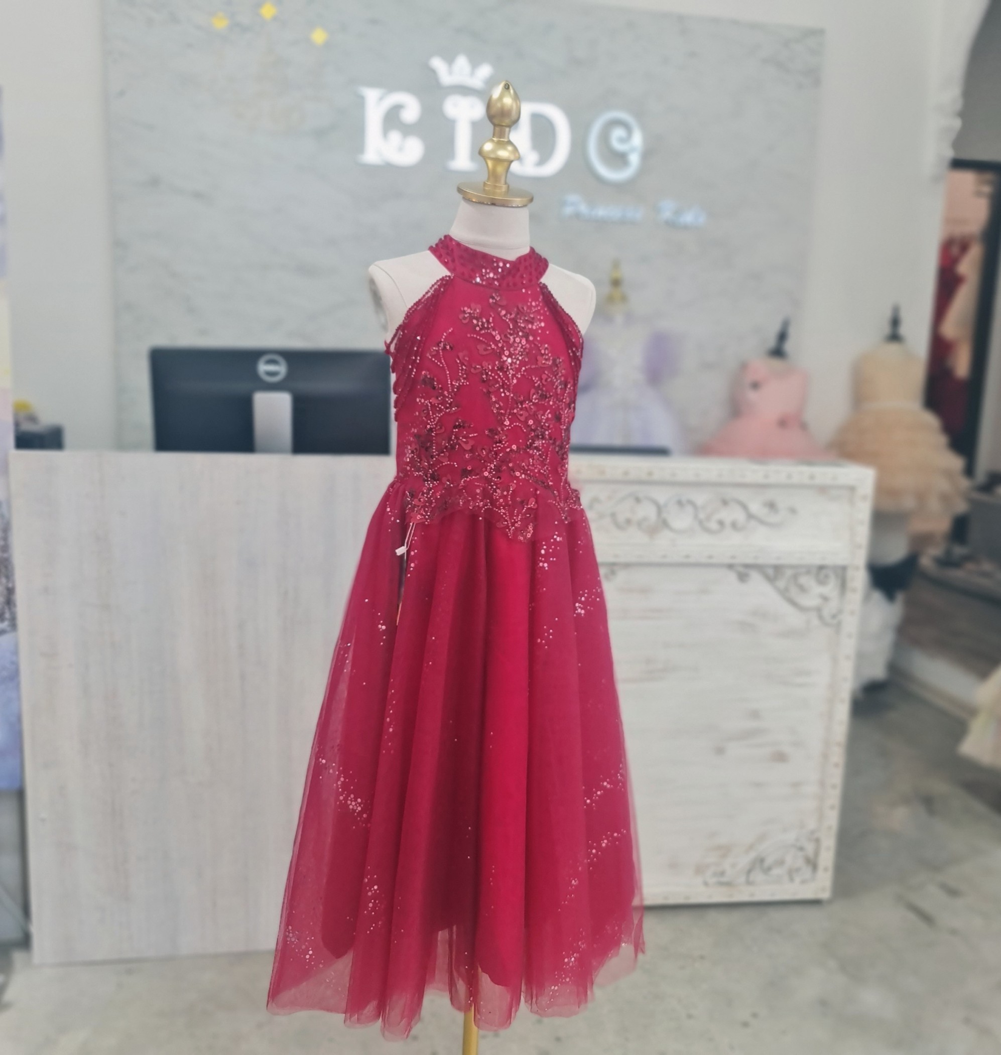 ชุดราตรีเด็ก(หน้าร้านอยู่รัชดา ลองได้ถ่ายรูปจากชุดจริง)W18715สีแดง ตกแต่งด้วยคลิสตัลที่แขน กระโปรงยาว