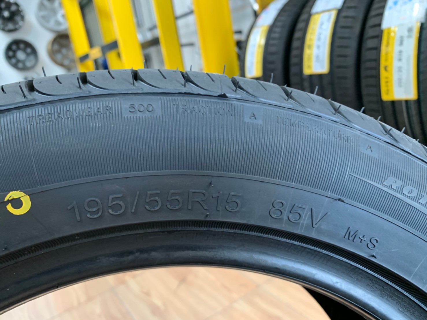 195/55R15 Deestone Carreras R702 ยางใหม่ปี2021 ยางลายสปอร์ต