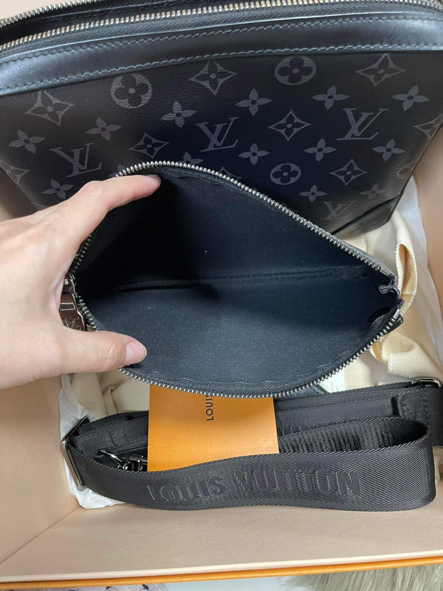 lv trio messenger bag มือสอง