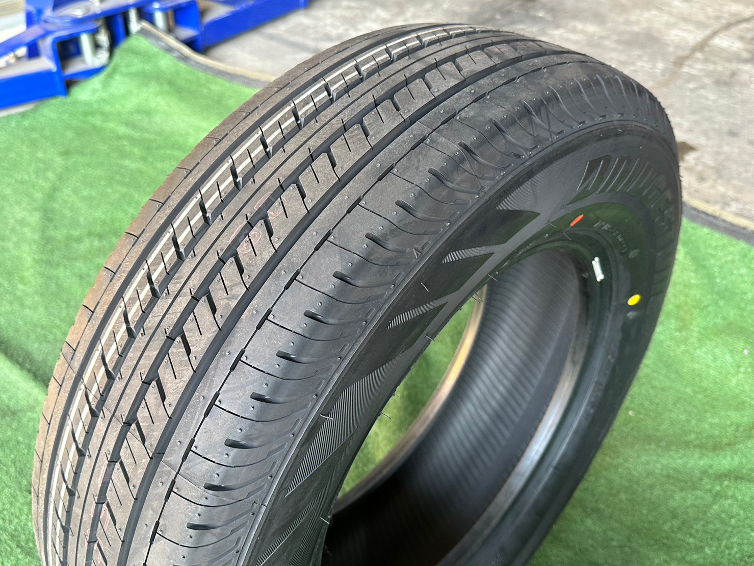 ยางใหม่ Bridgestone Duravis R611 215/70R15 ยางใหม่ปี2023