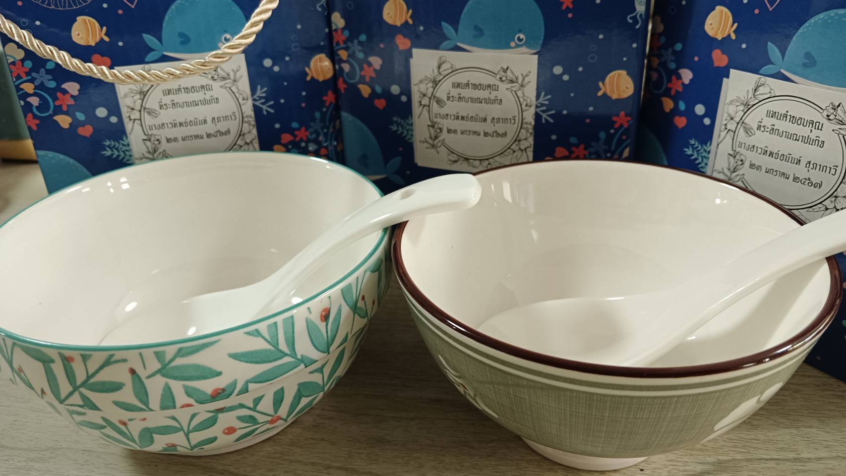 ชุดถ้วยเซรามิค พร้อมช้อน มีกล่องหูหิ้ว