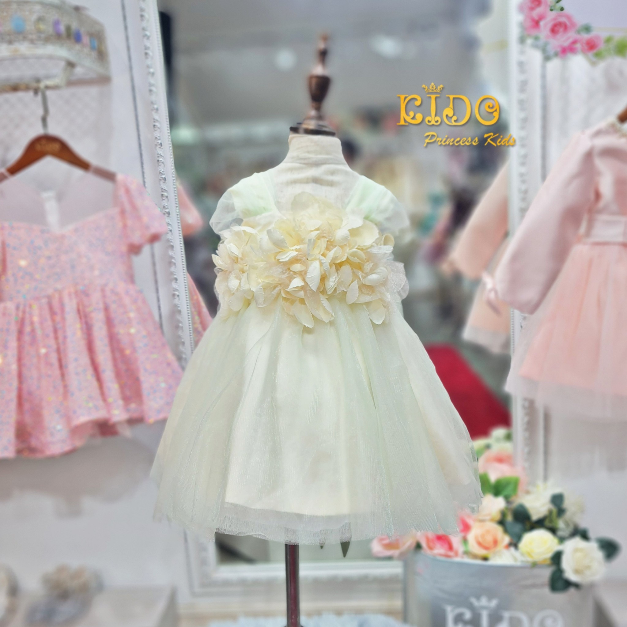 ชุดราตรีเด็ก(หน้าร้านอยู่รัชดา ลองได้ถ่ายรูปจากชุดจริง)W18711 สีครีม กระโปรงสั้นประดับช่อดอกไม้ที่อก สำเนา
