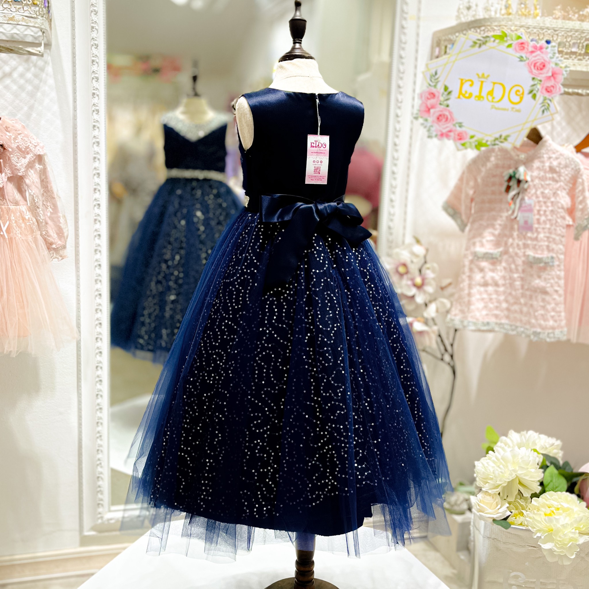 ssชุดราตรีเด็ก(หน้าร้านอยู่รัชดา ลองได้ถ่ายรูปจากชุดจริง)A214สีทอง สีขาว สีชมพู สีแดง สีน้ำเงิน สีฟ้าอกแต่งจีบไหว้เอวปัดเกล็ด กระโปรงยาวสุดหรูหราไฮโซมากๆเลย เดรสออกงานเด็ก