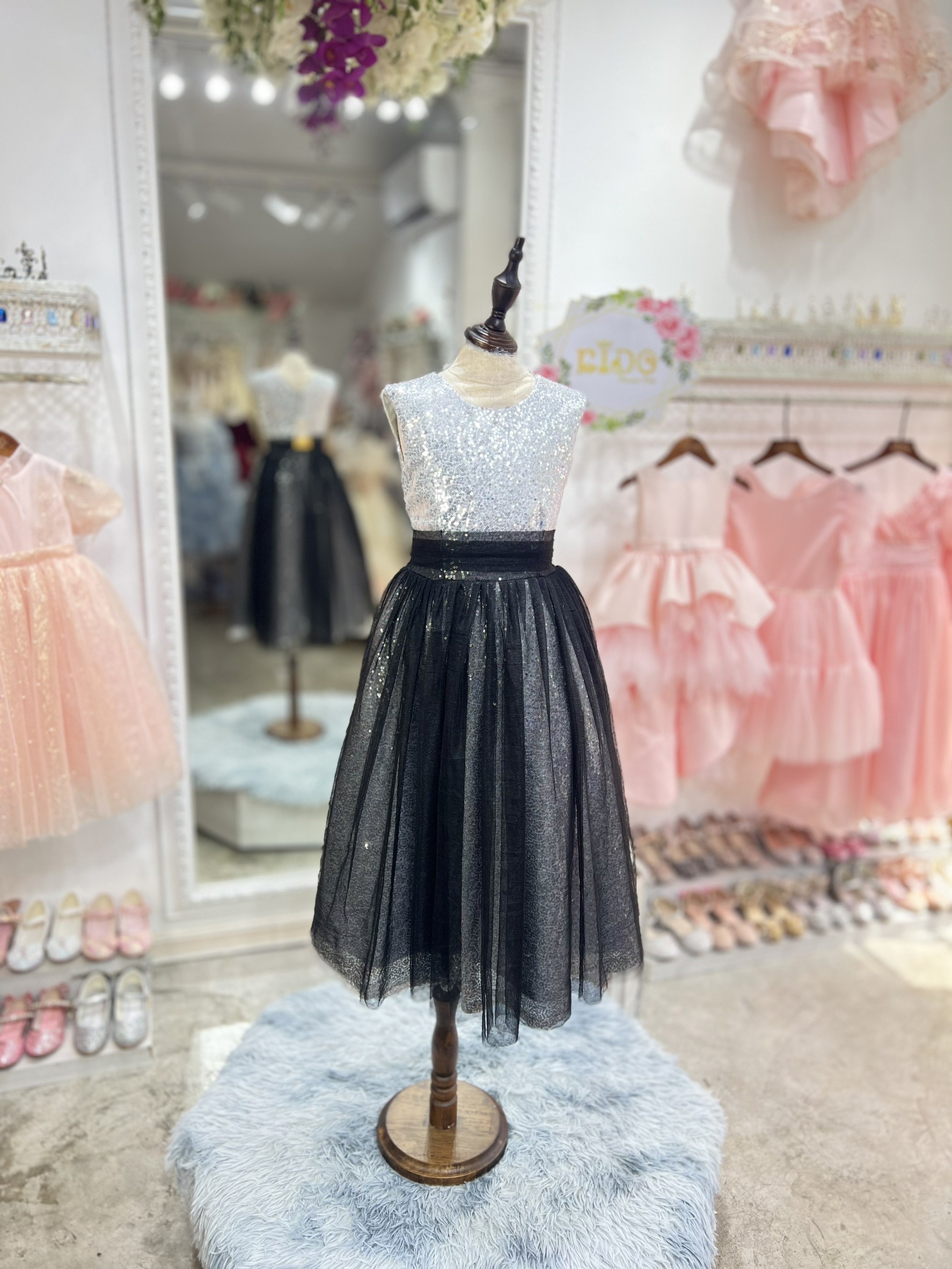 sชุดราตรีเด็ก(หน้าร้านอยู่รัชดา ลองได้ถ่ายรูปจากชุดจริง)W18472สีเทา สีดำ สีแดง กระโปรงยาว เรียบหรู