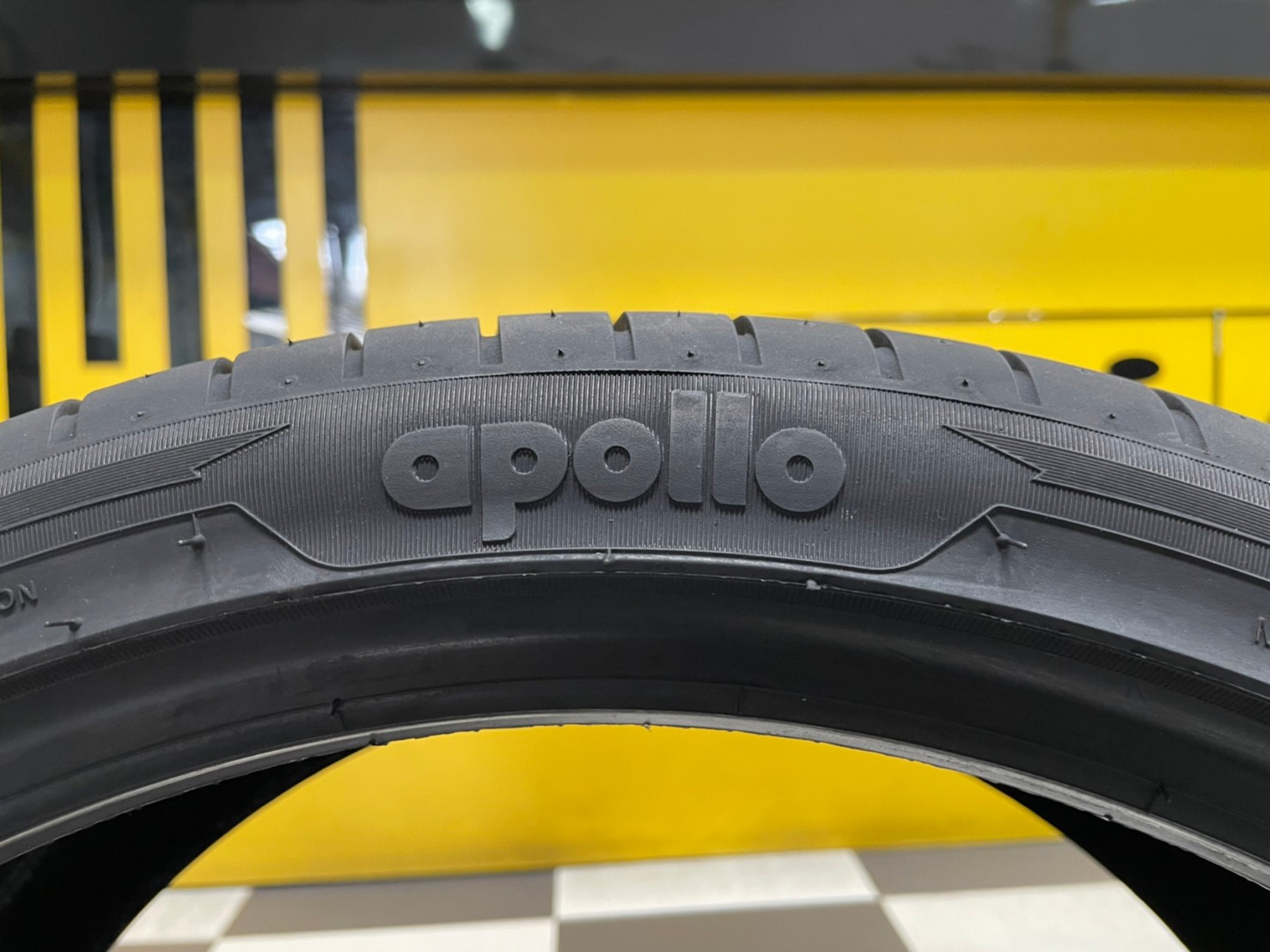 Apollo 235/35R19 Aspire4G ยางใหม่ปี2022