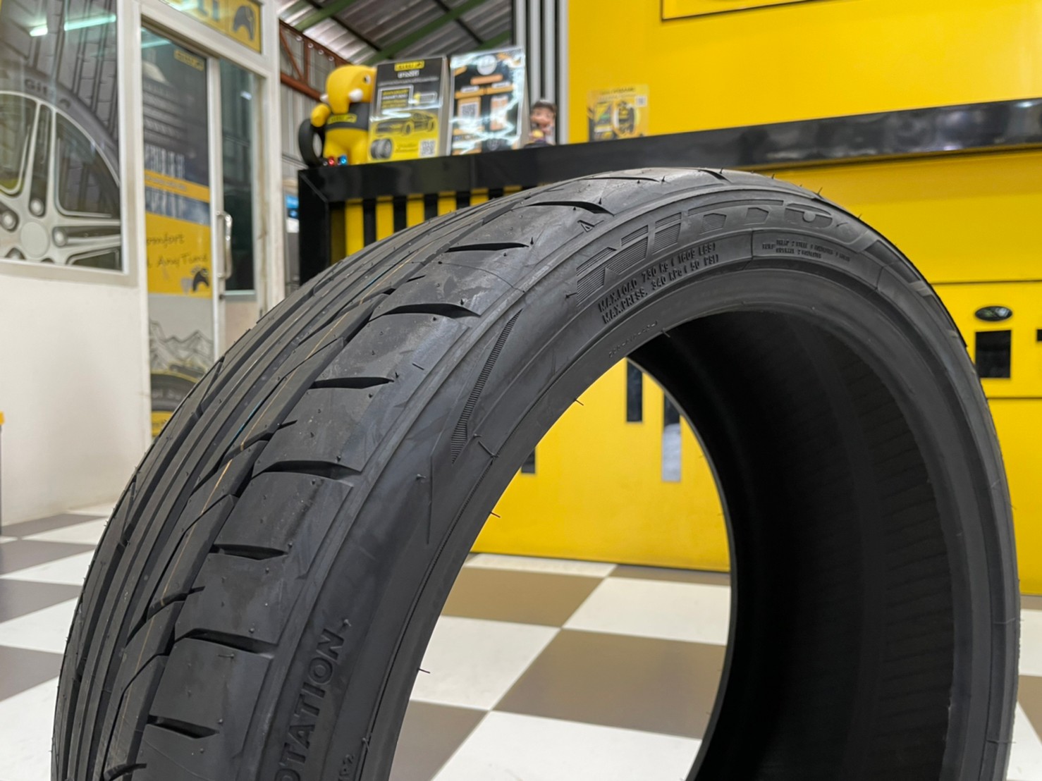 255/35R20 NITTO NT555 G2 ยางปี20 จัดส่งฟรี จุ๊บลมใหม่ฟรี (1เส้น)