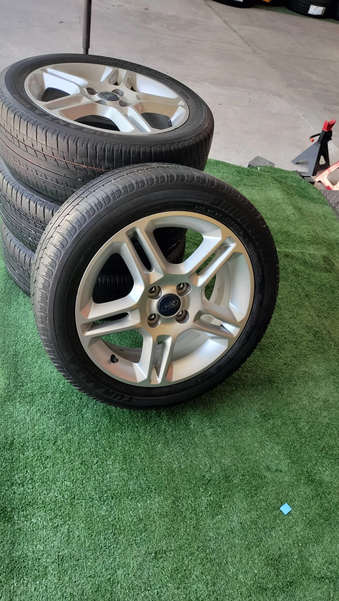 ล้อแม็กเดิมมือสอง FORD ER370ขอบ16" ขนาด4×100 พร้อมยางสภาพดียี่ห้อ BRIDGESTONE ER370 185/55R16