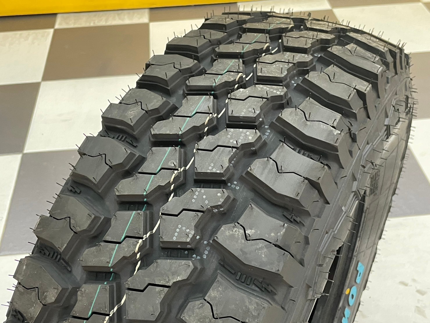 ยางใหม่ 285/75R16 Deestone Power Cruz รุ่น MUD TERRAIN - MT431 (แก้มขาว)
