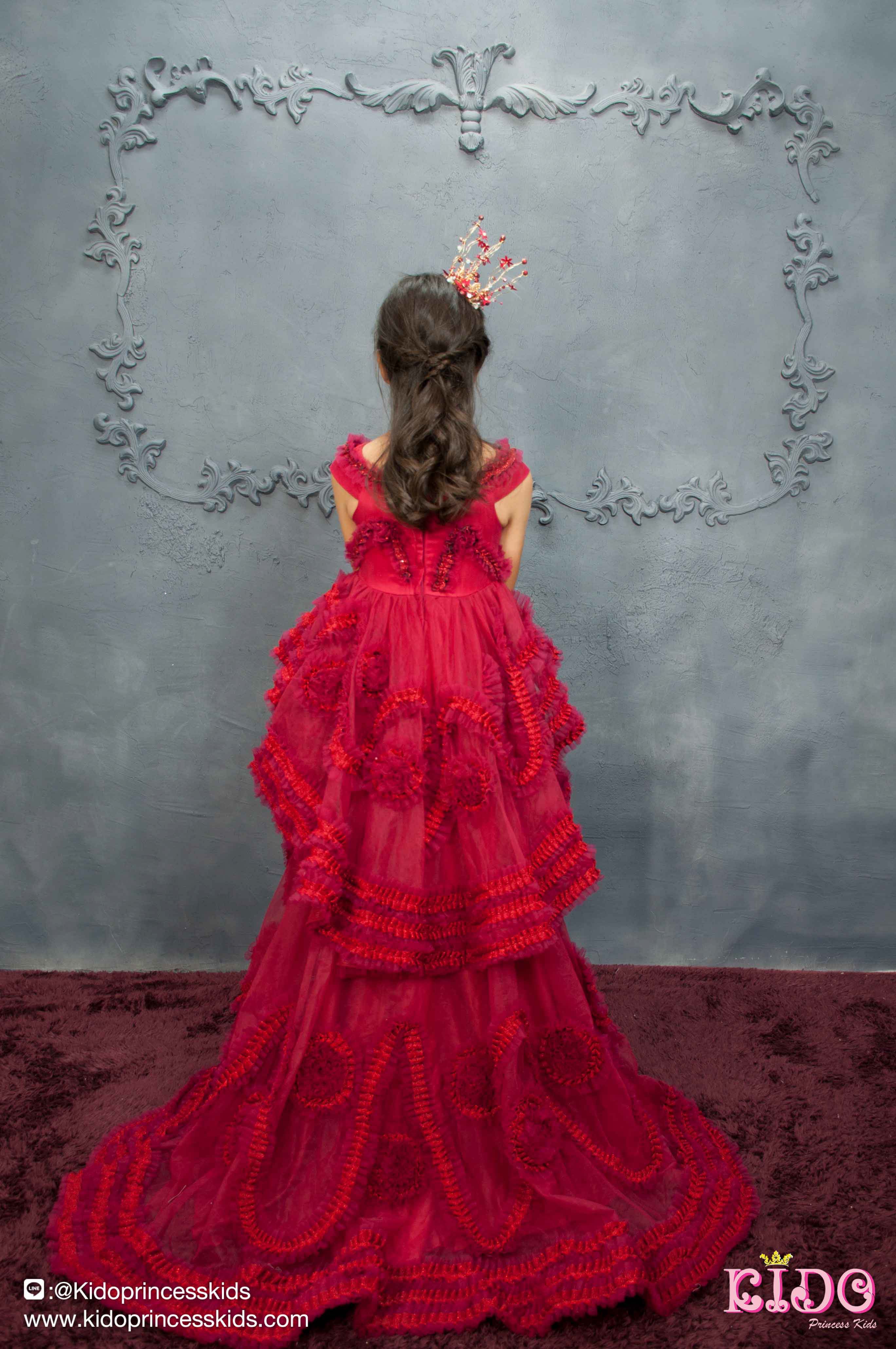 เช่าชุดเด็ก*มีหน้าร้านอยู่รัชดา ลองได้ เปลี่ยนได้ ถ่ายรูปเองจากสินค้าจริง*W18206 ชุดเดินแบบเด็กสีแดงเน้นความหรูที่การตกแต่งด้วยการนำผ้ามาจับจีบระบายแต่งเป็นลวดลายในชุด กระโปรงทรงหน้าสั้นหลังยาวดูเปรี้ยวแบบมีสไตล์ มีแขน