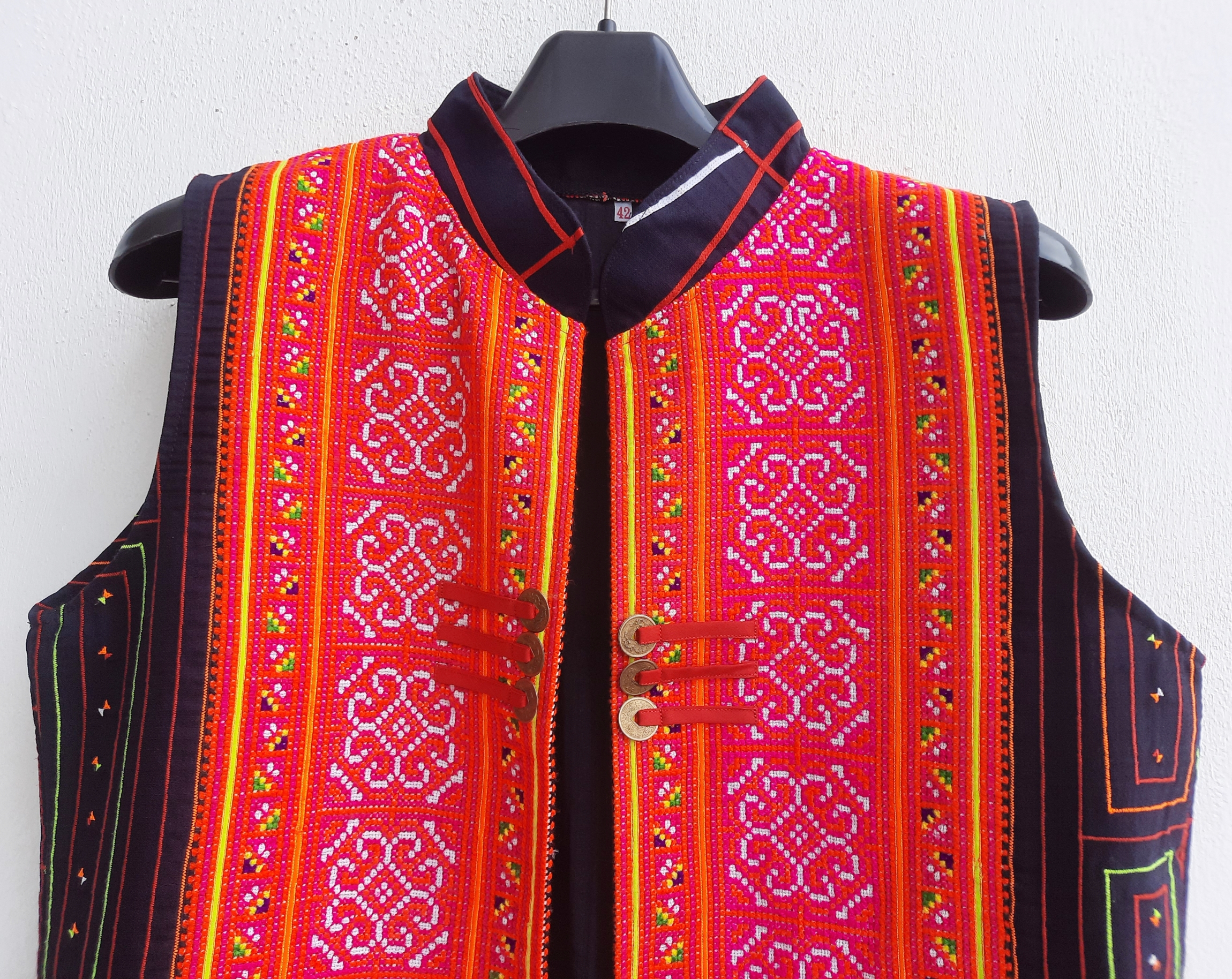 เสื้อคลุมผ้าปักมือชาวเขาโทนชมพู-ส้ม