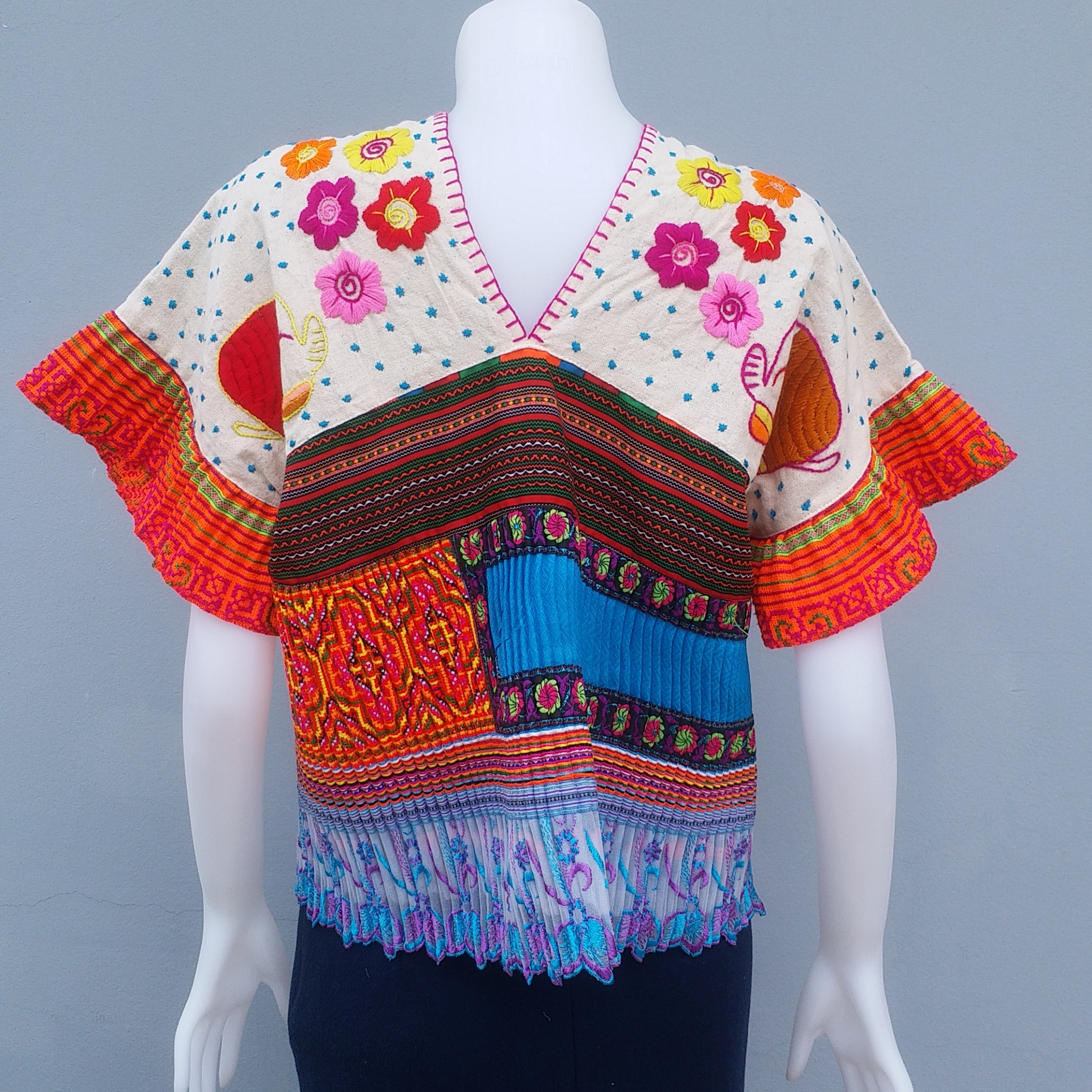 เสื้อปักมือลายช้าง ท่อนล่างเป็นผ้าปักมือ พลีทแน่น