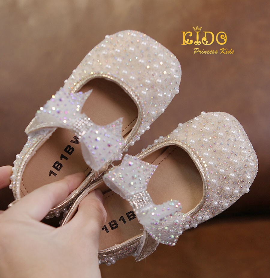 รองเท้าเด็ก(หน้าร้านอยู่รัชดา ลองได้)H056สีชมพู ติดมุกประดับเพชร แต่งด้วยโบว์ติดเพชรตรงสายรัดรองเท้า สวยน่ารักมาก