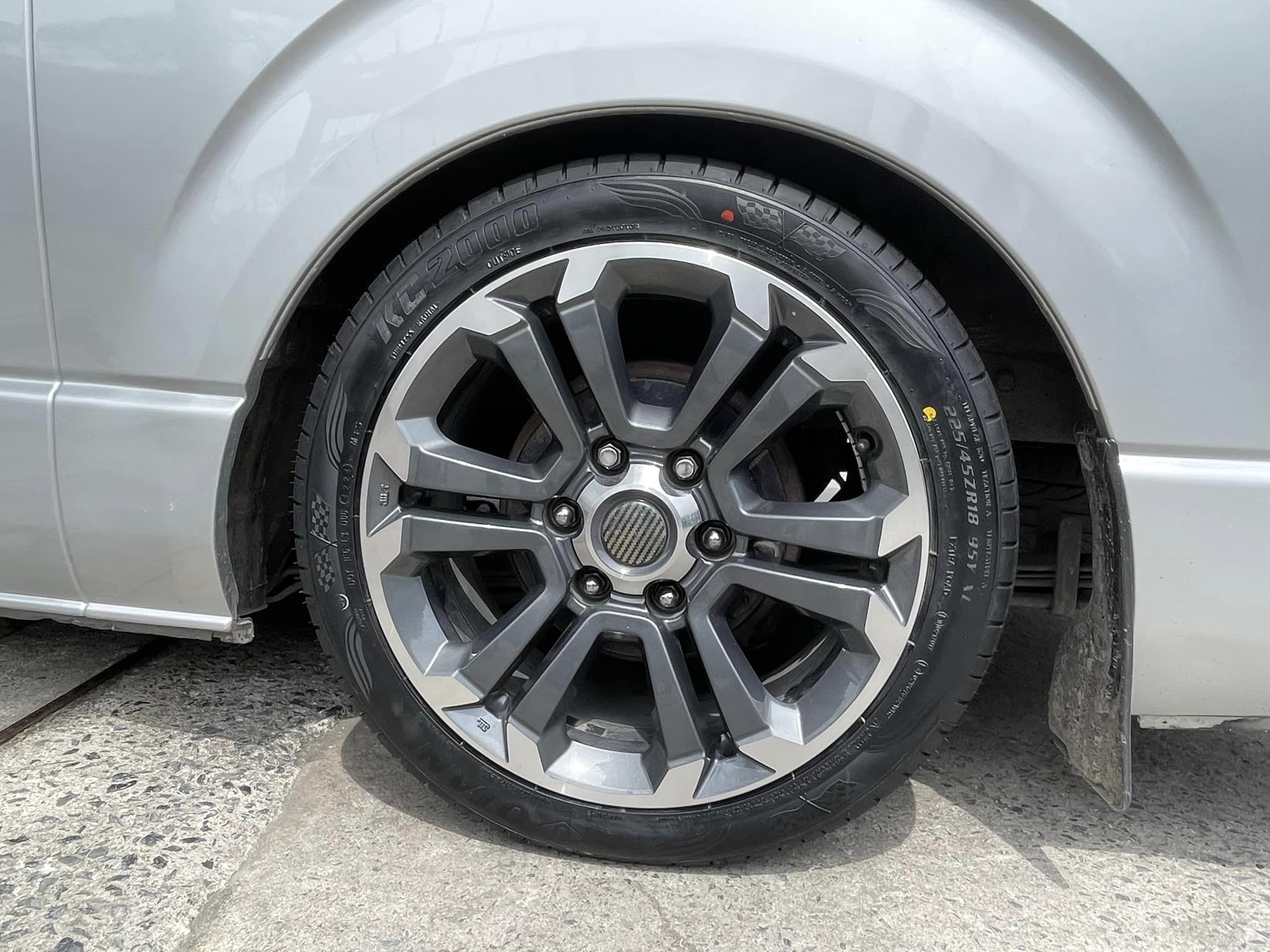 🚘 #TOYOTA_COMMUTER เปลี่ยนยาง #OTANI #KC2000 225/45R18🔥 🔥🔥 #บริการตั้งศูนย์✔️