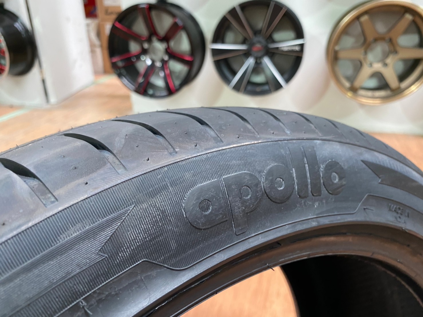 Apollo 245/40R19 Aspire4G ยางใหม่ปี2020 จัดส่งฟรีทั่วประเทศ พร้อมติดตั้งที่ร้านฟรี