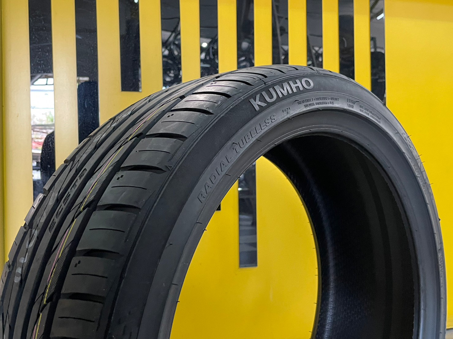 ยางใหม่ปีเก่า KUMHO PS31 215/40R18 ยางใหม่ปี2022 (มี1เส้น)