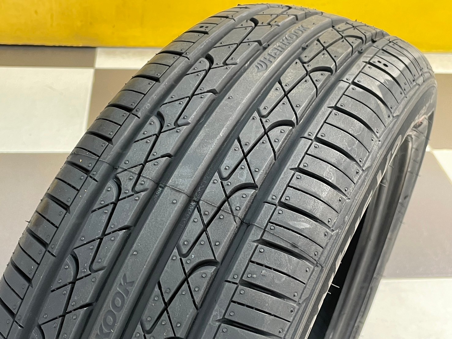 Hankook รุ่น Ventus V2 Concept 185/55R16 ยางใหม่ปี2024