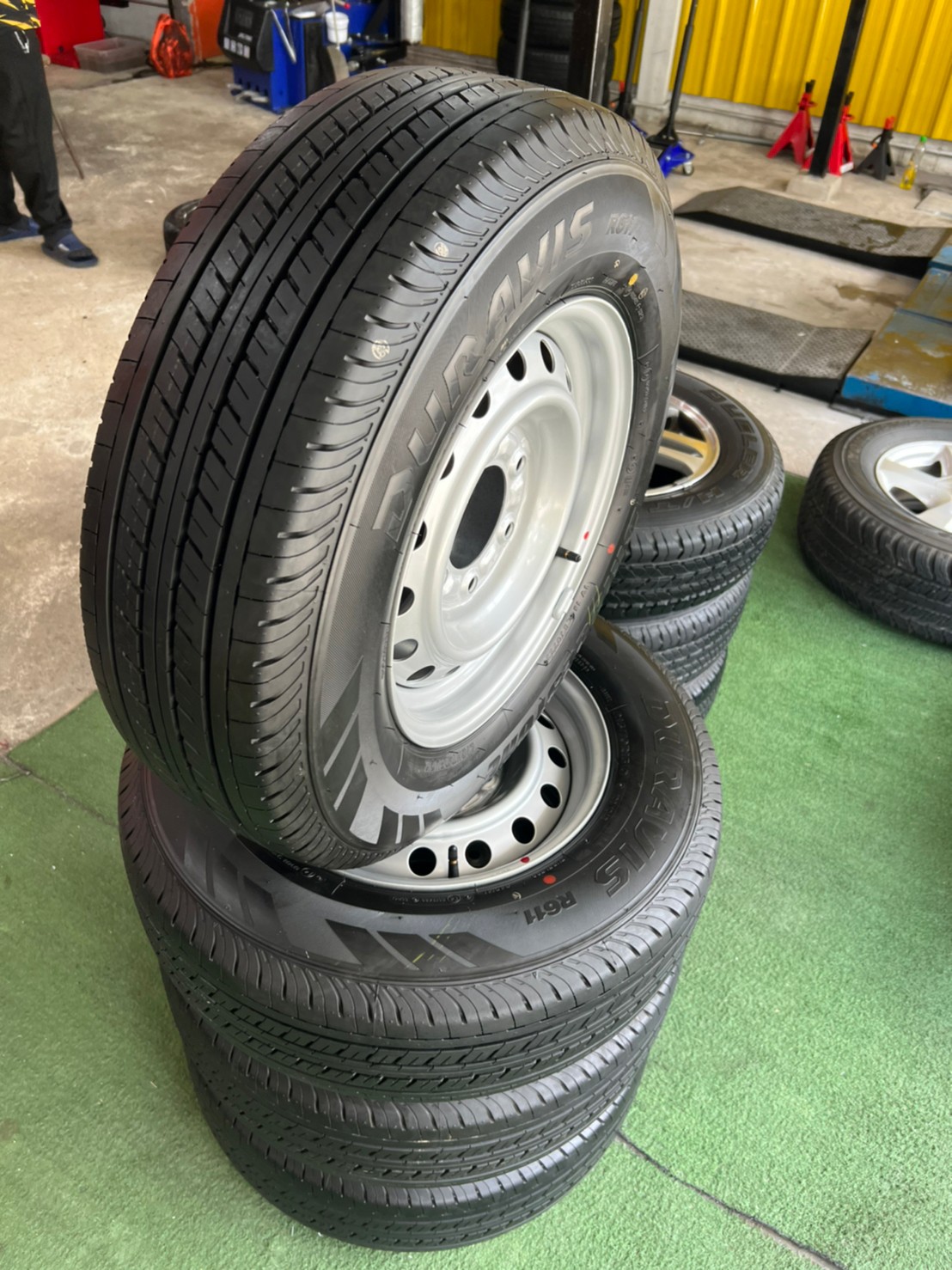 ล้อกระทะ ขอบ15 5x114 พร้อมยาง Bridgestone R611 215/70R15 ยางปี22 ยางใหม่ล้อถอดจากป้ายแดง