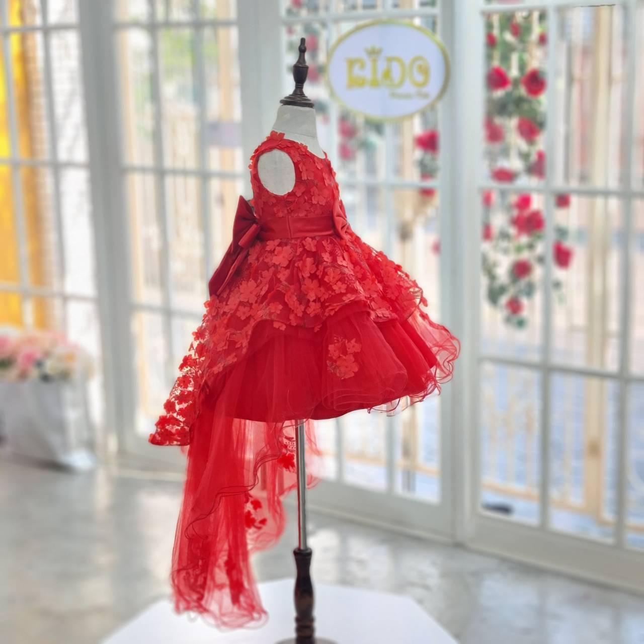 ชุดออกงานเด็ก(หน้าร้านอยู่รัชดา ลองได้ถ่ายรูปจากชุดจริง)E041สีแดง ตกแต่งด้วยดอกไม้ทั้งตัว กระโปรงหน้าสั้นหลังยาว