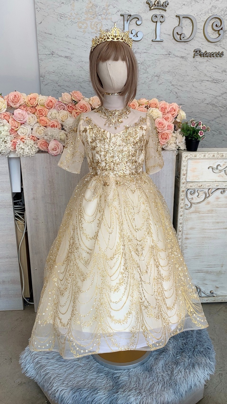 ชุดราตรีเด็ก(หน้าร้านอยู่รัชดา ลองได้ถ่ายรูปจากชุดจริง)W18720สีทอง แขนกระบอกชุดประดับด้วกลิตเตอร์ หน้ายาวหลังยาว สวยหรูสุดๆ