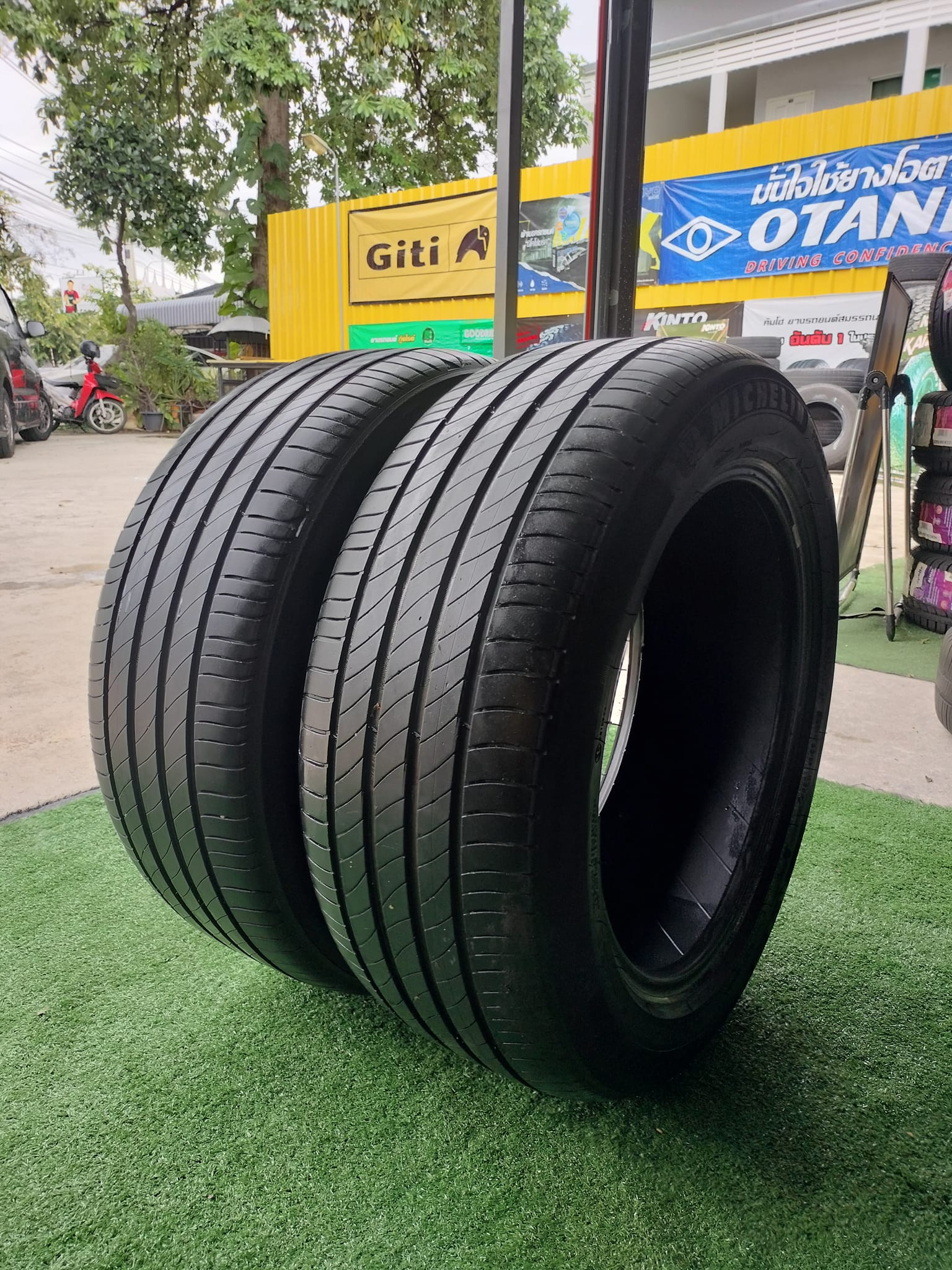 ยางมือ2 สภาพดี ก หนา ขอบ17" ยางยี่ห้อ MICHELIN 215/55R17