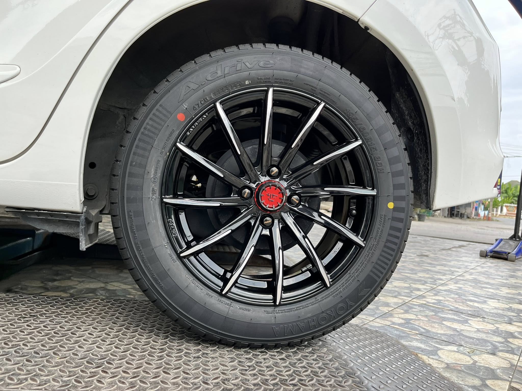 แต่งครบชุด ล้อพร้อมยาง TOYOTA_YARIS🚘🛞🐘#YOKOHAMA_A.driveA_195/60R15 🛞 #LENSO_SAMURAI IZUMA 15X7 ET35 4X100