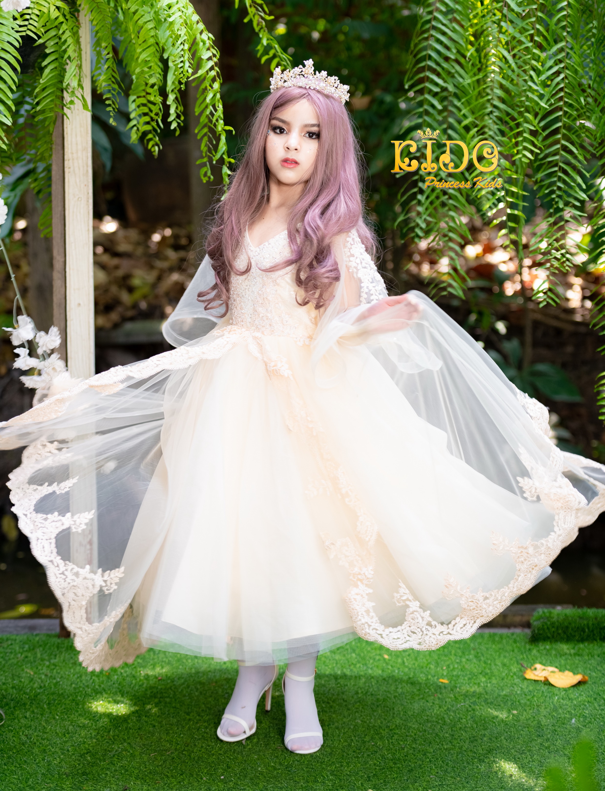 ชุดราตรีเด็ก(หน้าร้านอยู่รัชดา ลองได้ถ่ายรูปเองจากชุดจริง)F179 สีทองคอแหลมปักเลื่อมที่ตัวเสื้อ ชายกระโปรงประดับด้วยลูกไม้ ทรงหน้าสั้นหลังยาว มีแขนยาวดูกรุยกราย ชุดเจ้าหญิงตัวน้อย