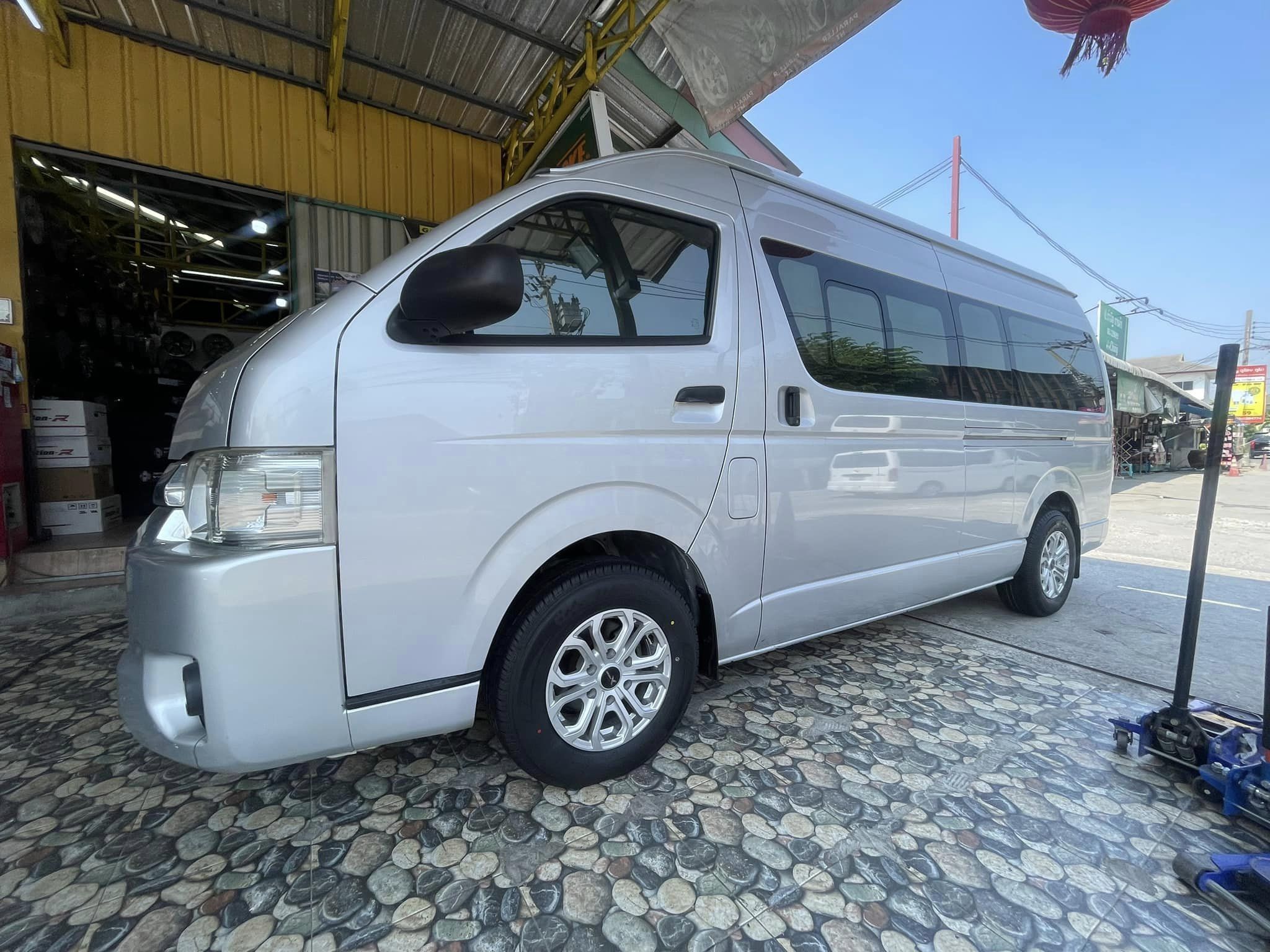 🚘 #TOYOTA_COMMUTER🛞ติดตั้งยางดีสโตน #DEESTONE_T88_215/70R15❗️❗️