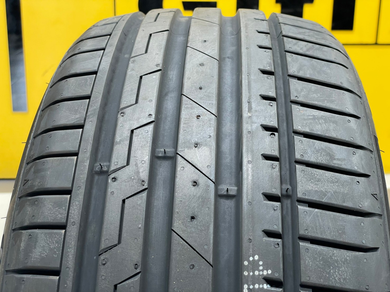 245/45R18 Giti SportS2 ยางใหม่ปี2022 ยางสปอร์ต ยางรถยนต์คุณภาพดี สมรรถนะสูง ราคาโปรโมชั่นพิเศษ พร้อมติดตั้งฟรี