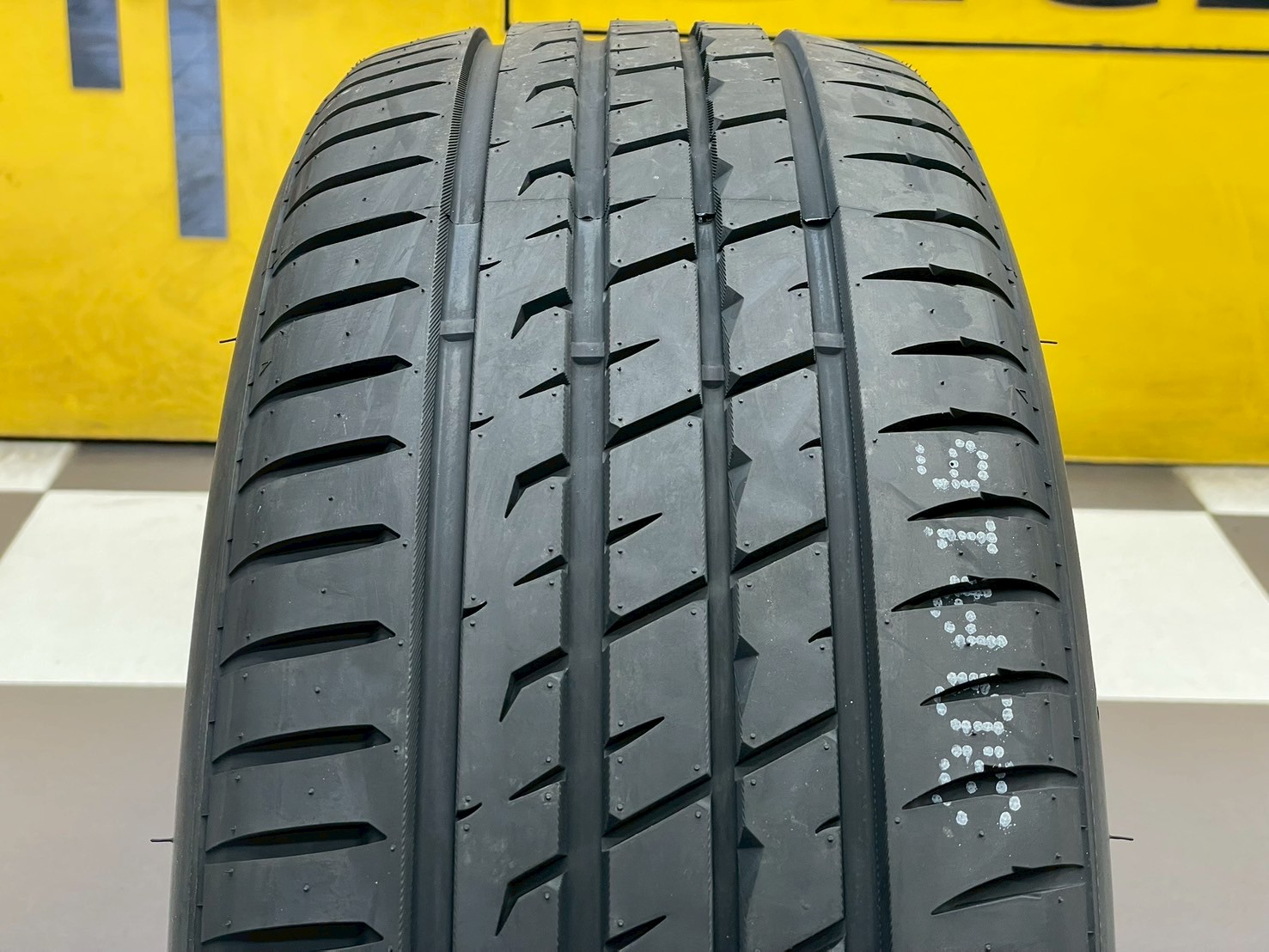 ยาง Lenso D1CS ขนาด 225/55R18 เป็นยางสปอร์ตสำหรับรถเก๋งที่เน้นความนุ่มเงียบและการเกาะถนนดีเยี่ยม ยางใหม่ปี2025 🛞