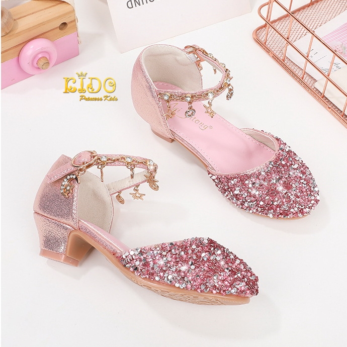 รองเท้าเด็ก(หน้าร้านอยู่รัชดา ลองได้)H100สีชมพู เพชรระยิบระยับ เปิดข้าง ประดับห้อยโซ่รูปดาวตรงสายรัดรองเท้า สวยสุดเก๋