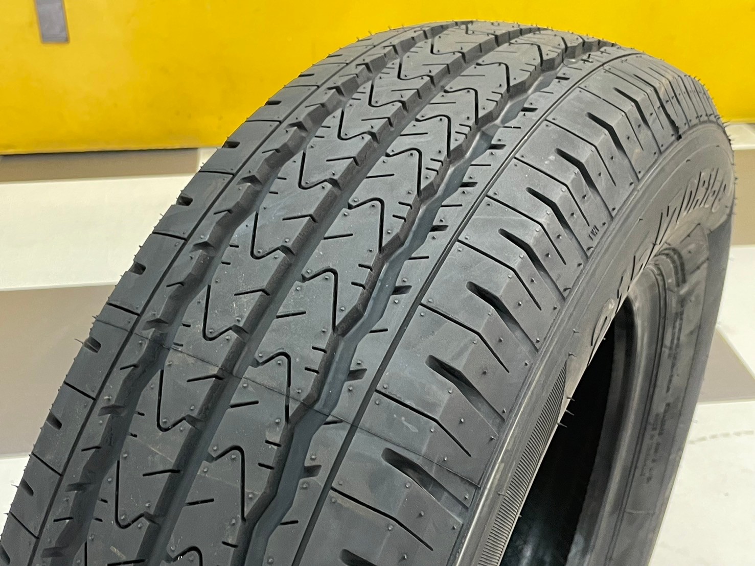 ยางหลิงหลง ยางผลิตไทย Linglong Vanplus 215/70R15 ยางใหม่ ปี2024