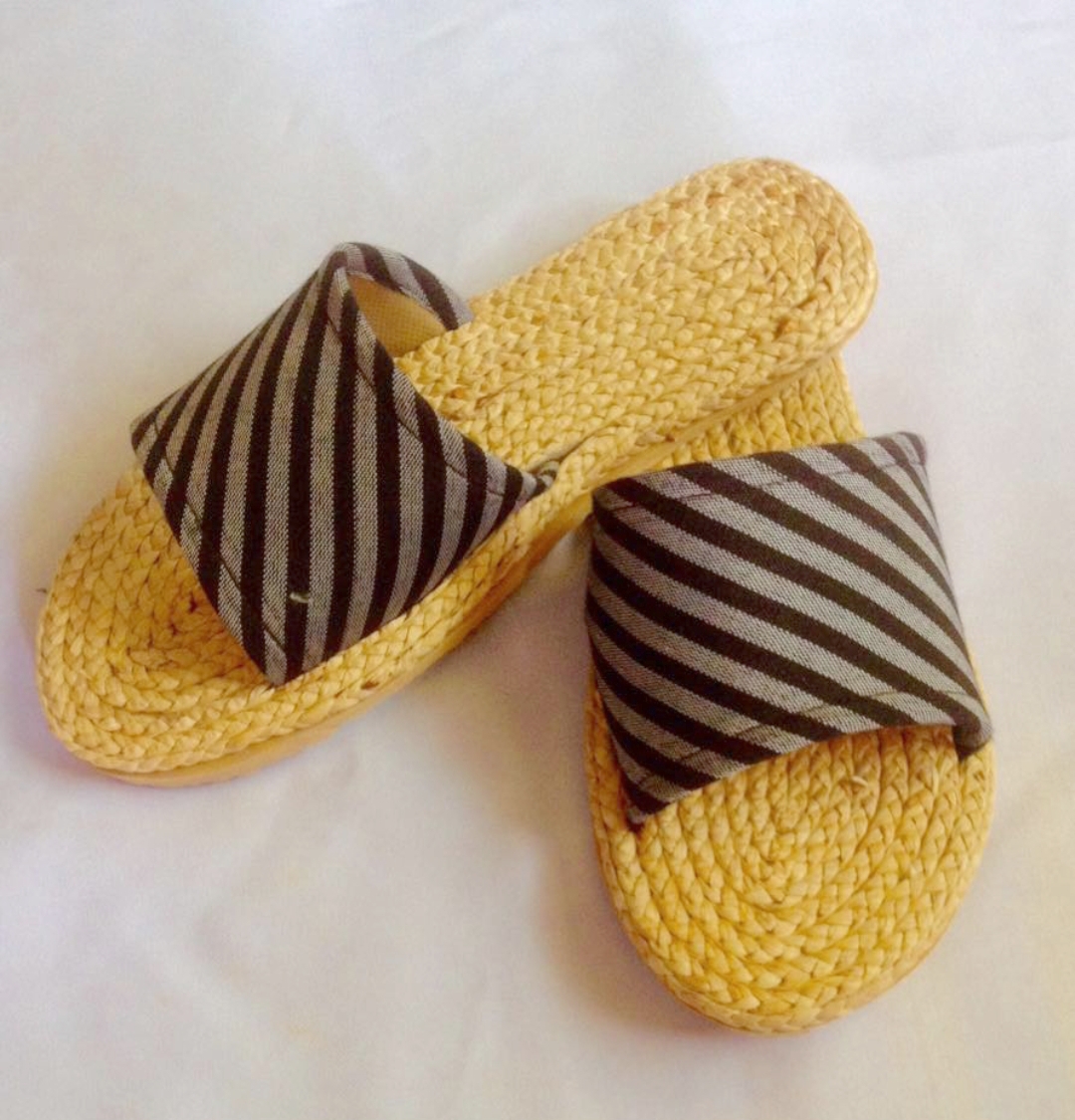 BSS704W : รองเท้าแตะสาน ราคาส่ง 1 โหล 12คู่