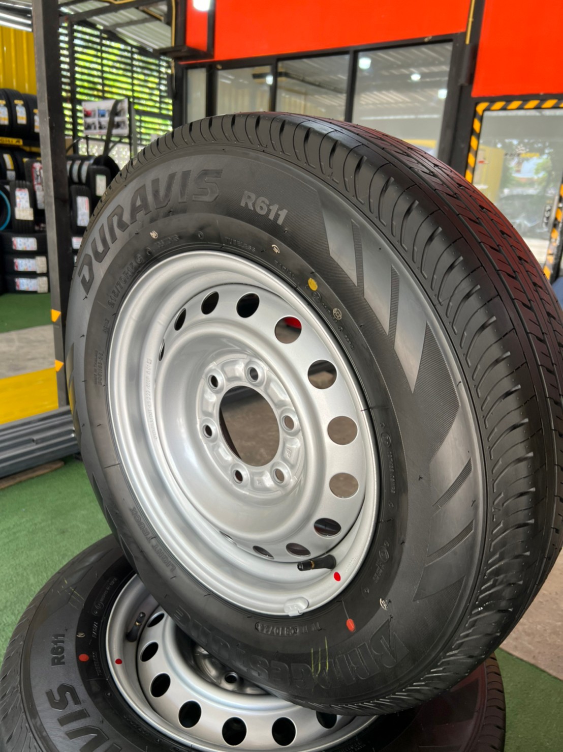 ล้อกระทะ ขอบ15 5x114 พร้อมยาง Bridgestone R611 215/70R15 ยางปี22 ยางใหม่ล้อถอดจากป้ายแดง