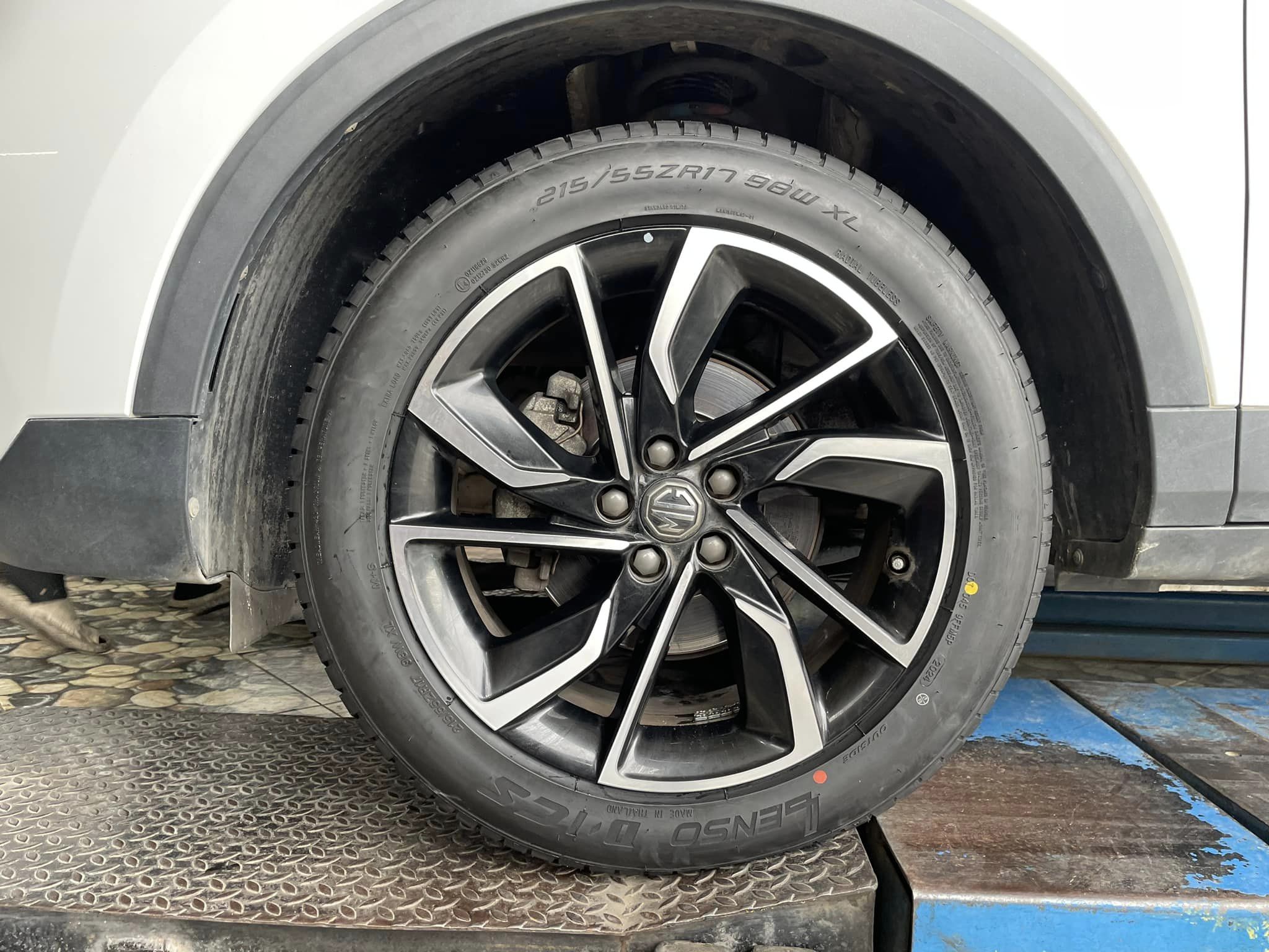 🛞 #MG_ZS🚘 🛞🐘#LENSO #D-1CS 215/55R17